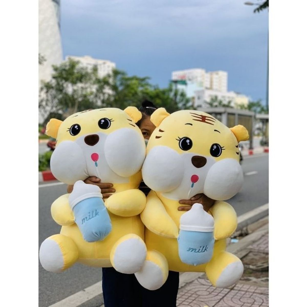 Gấu bông hổ ôm bình sữa, Thú nhồi bông hổ siêu to đáng yêu, chất liệu nhung cao cấp, 100% bông gòn 60cm/80cm Gấu bông hổ ôm bình sữa, Thú nhồi bông hổ siêu to đáng yêu, chất liệu nhung cao cấp, 100% bông gòn 60cm/80cm