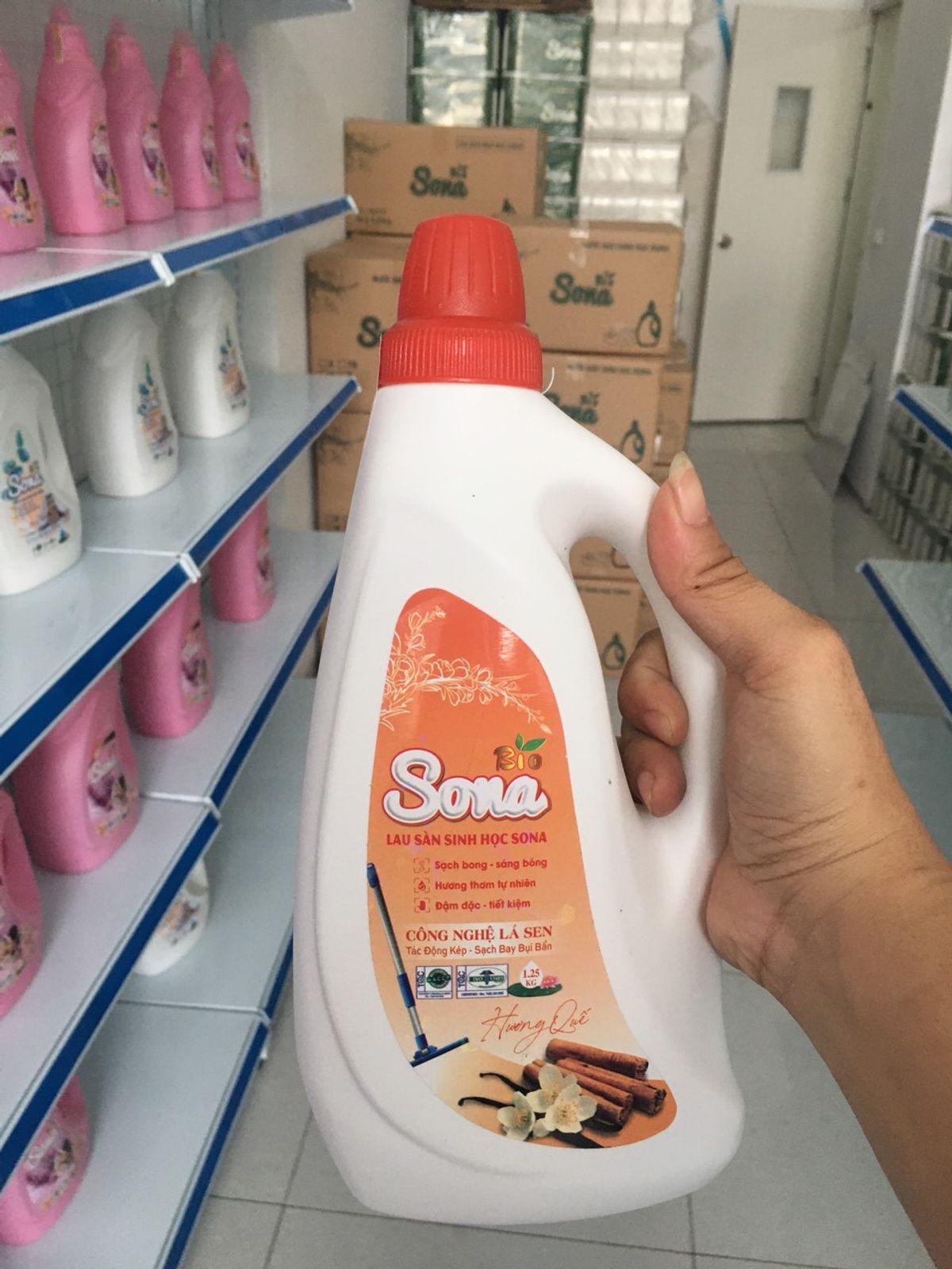 Nước Lau Sàn SoNa 1.25kg Hương Quế | Cho Sàn Nhà Sáng Bóng, Hương Thơm Mát Từ Thiên Nhiên Nước Lau Sàn SoNa 1.25kg Hương Quế | Cho Sàn Nhà Sáng Bóng, Hương Thơm Mát Từ Thiên Nhiên