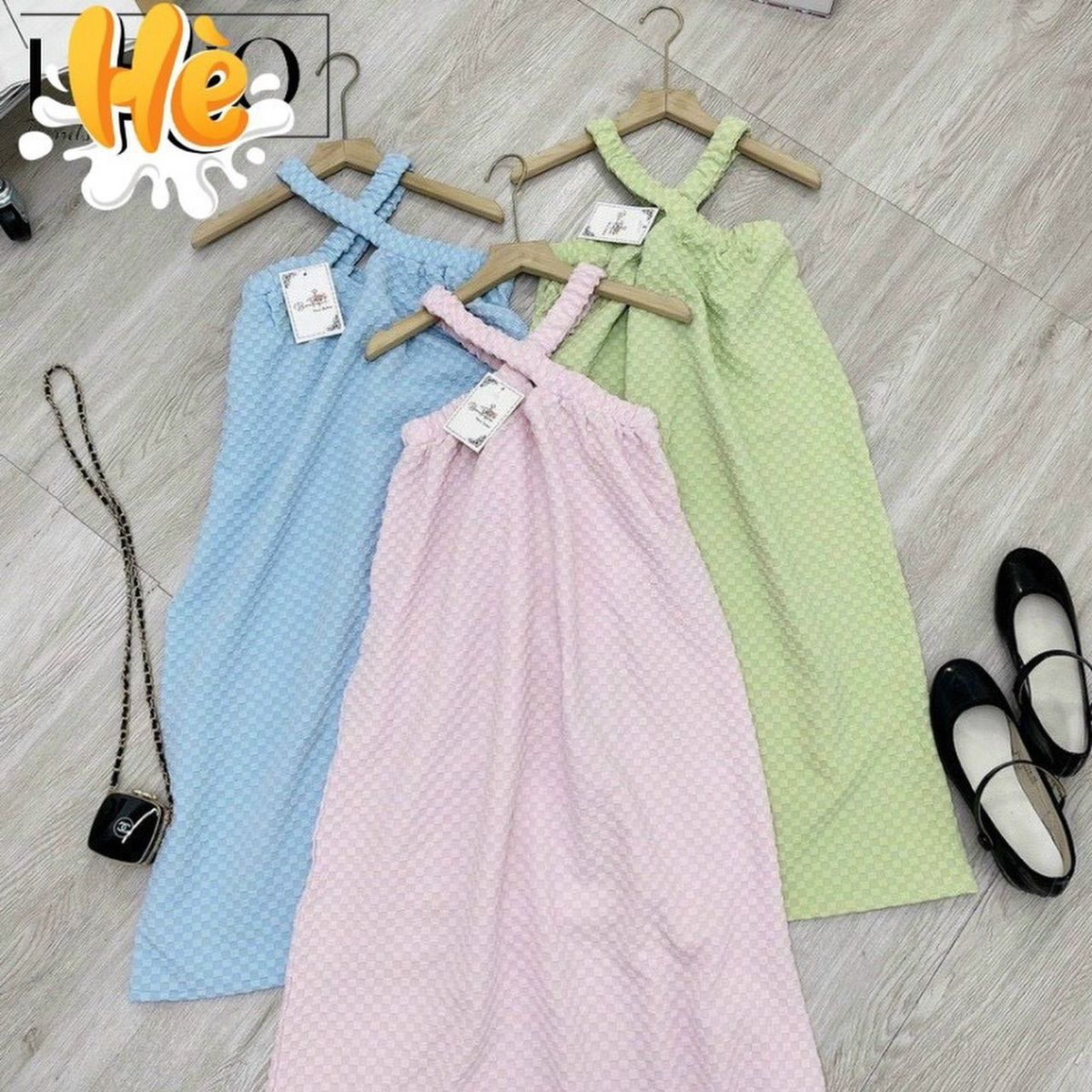 Đầm maxi đi biển cổ yếm dây chéo, hở vai thả dáng siêu xinh giá sỉ - giá bán buôn Đầm maxi đi biển cổ yếm dây chéo, hở vai thả dáng siêu xinh giá sỉ - giá bán buôn
