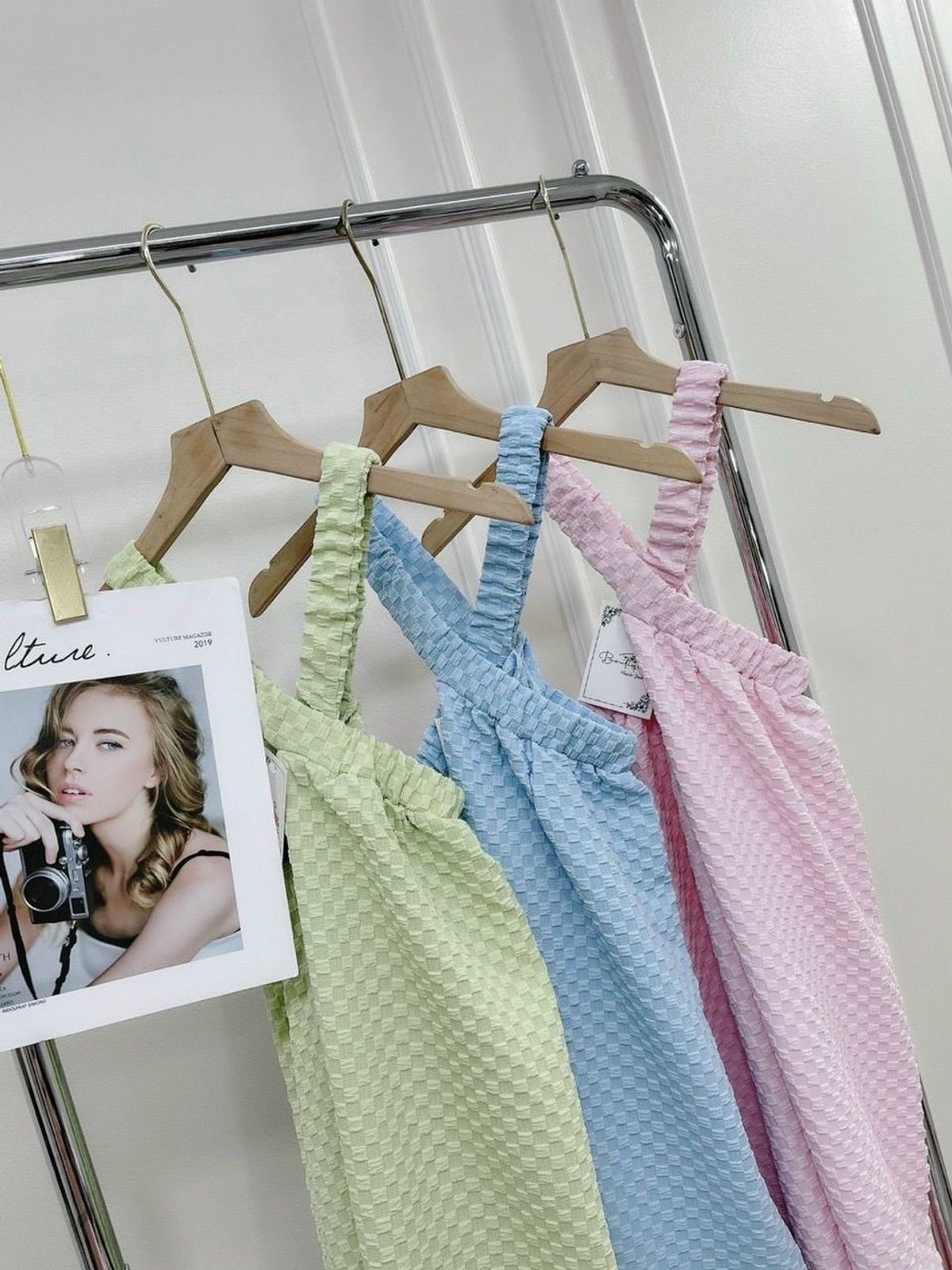Đầm maxi đi biển cổ yếm dây chéo, hở vai thả dáng siêu xinh giá sỉ - giá bán buôn Đầm maxi đi biển cổ yếm dây chéo, hở vai thả dáng siêu xinh giá sỉ - giá bán buôn