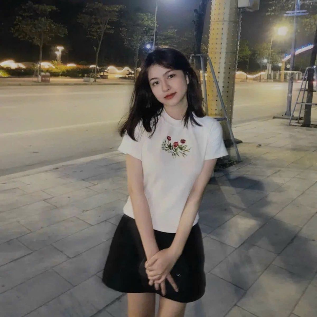 Áo thun baby tee thêu hoa sắc nét, áo croptop cổ phối phong cách Hàn Quốc Áo thun baby tee thêu hoa sắc nét, áo croptop cổ phối phong cách Hàn Quốc