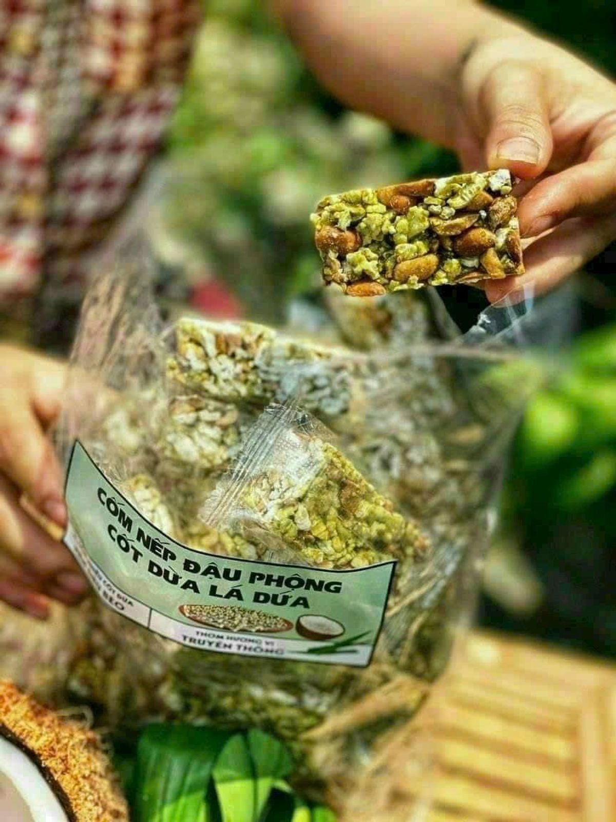 CỐM NẾP ĐẬU PHỘNG LÁ DỨA CỐT DỪA TUỔI THƠ 1KG - WINNIE HOUSE CỐM NẾP ĐẬU PHỘNG LÁ DỨA CỐT DỪA TUỔI THƠ 1KG - WINNIE HOUSE