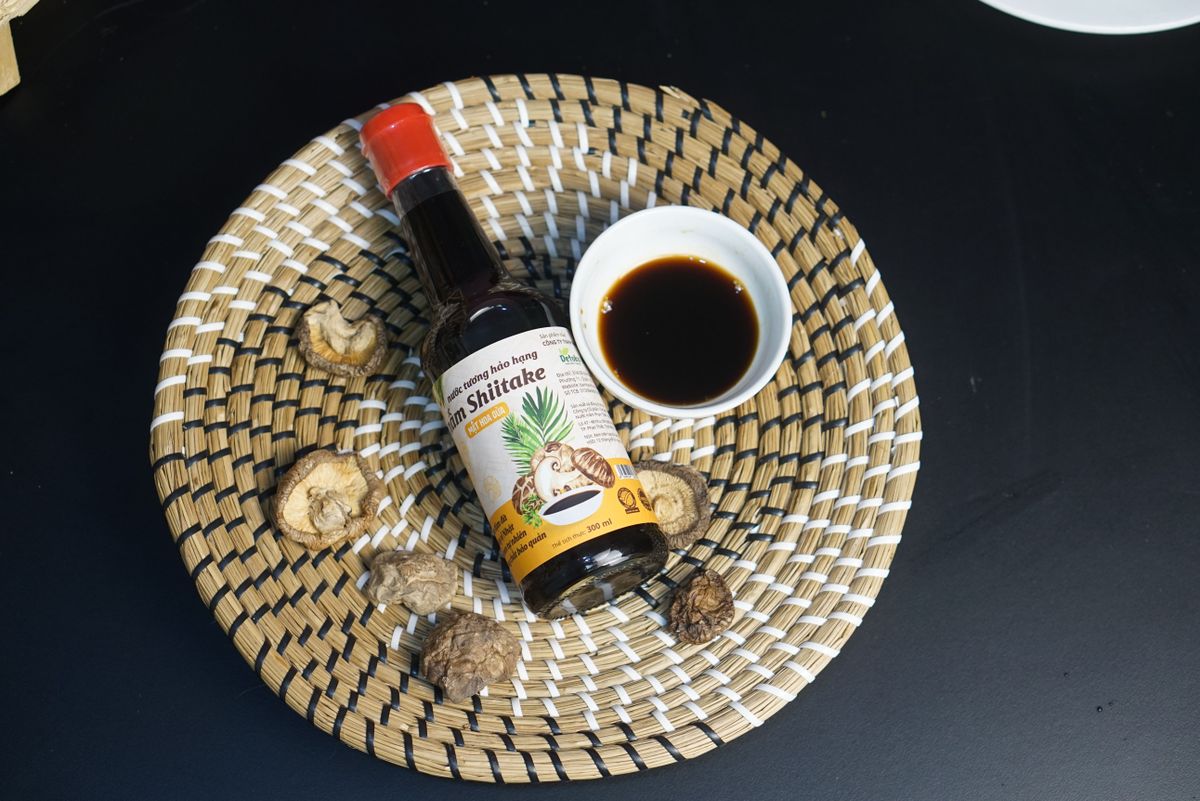 NƯỚC TƯƠNG NẤM SHIITAKE MẬT HOA DỪA HẢO HẠN 300ML - DETOKO NƯỚC TƯƠNG NẤM SHIITAKE MẬT HOA DỪA HẢO HẠN 300ML - DETOKO