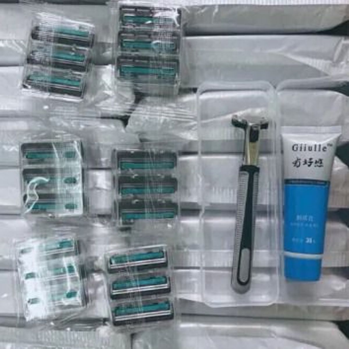 BỘ DAO CẠO RÂU GỒM 1 DAO CẠO, 36 LƯỠI DAO VÀ 1 TUÝP KEM CẠO CTB583 - BECHIP BỘ DAO CẠO RÂU GỒM 1 DAO CẠO, 36 LƯỠI DAO VÀ 1 TUÝP KEM CẠO CTB583 - BECHIP
