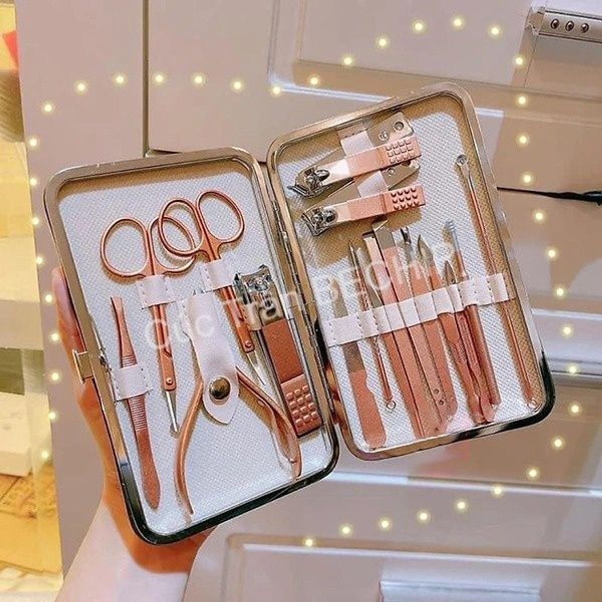 BỘ DỤNG CỤ LÀM MÓNG, 16, 18 CHI TIẾT MÀU HỒNG CTB182 - BECHIP BỘ DỤNG CỤ LÀM MÓNG, 16, 18 CHI TIẾT MÀU HỒNG CTB182 - BECHIP