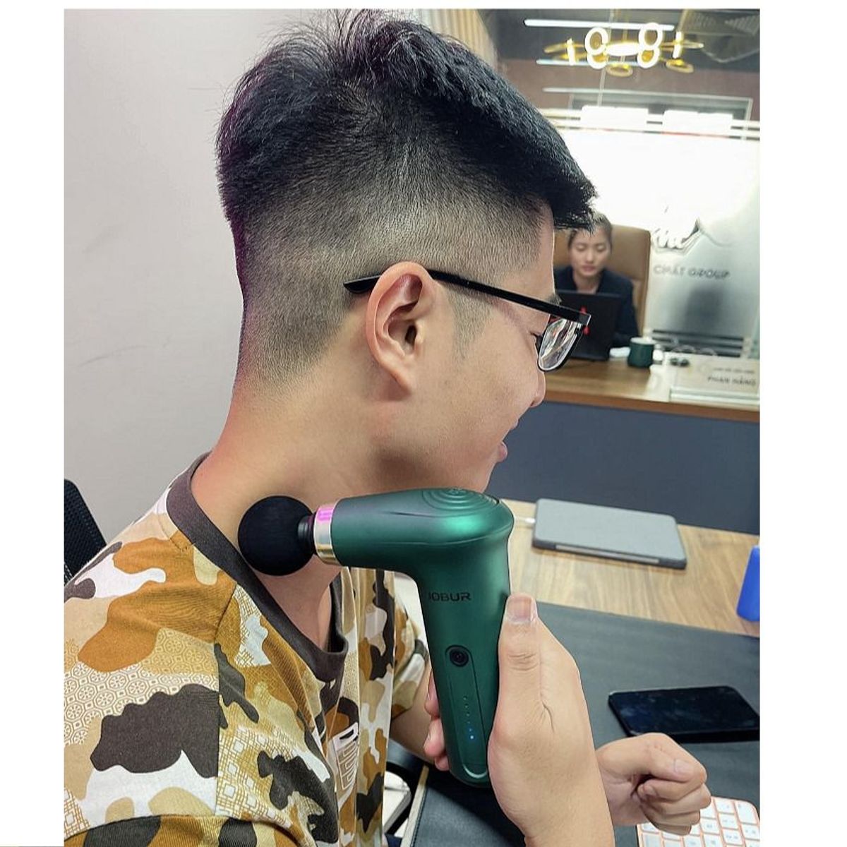 SÚNG MASSAGE, MÁY MASSAGE CẦM TAY ĐA NĂNG TRỊ LIỆU 4 ĐẦU, 6 CHẾ ĐỘ CAO CẤP MASSAGE GUN CTB246 - BECHIP SÚNG MASSAGE, MÁY MASSAGE CẦM TAY ĐA NĂNG TRỊ LIỆU 4 ĐẦU, 6 CHẾ ĐỘ CAO CẤP MASSAGE GUN CTB246 - BECHIP