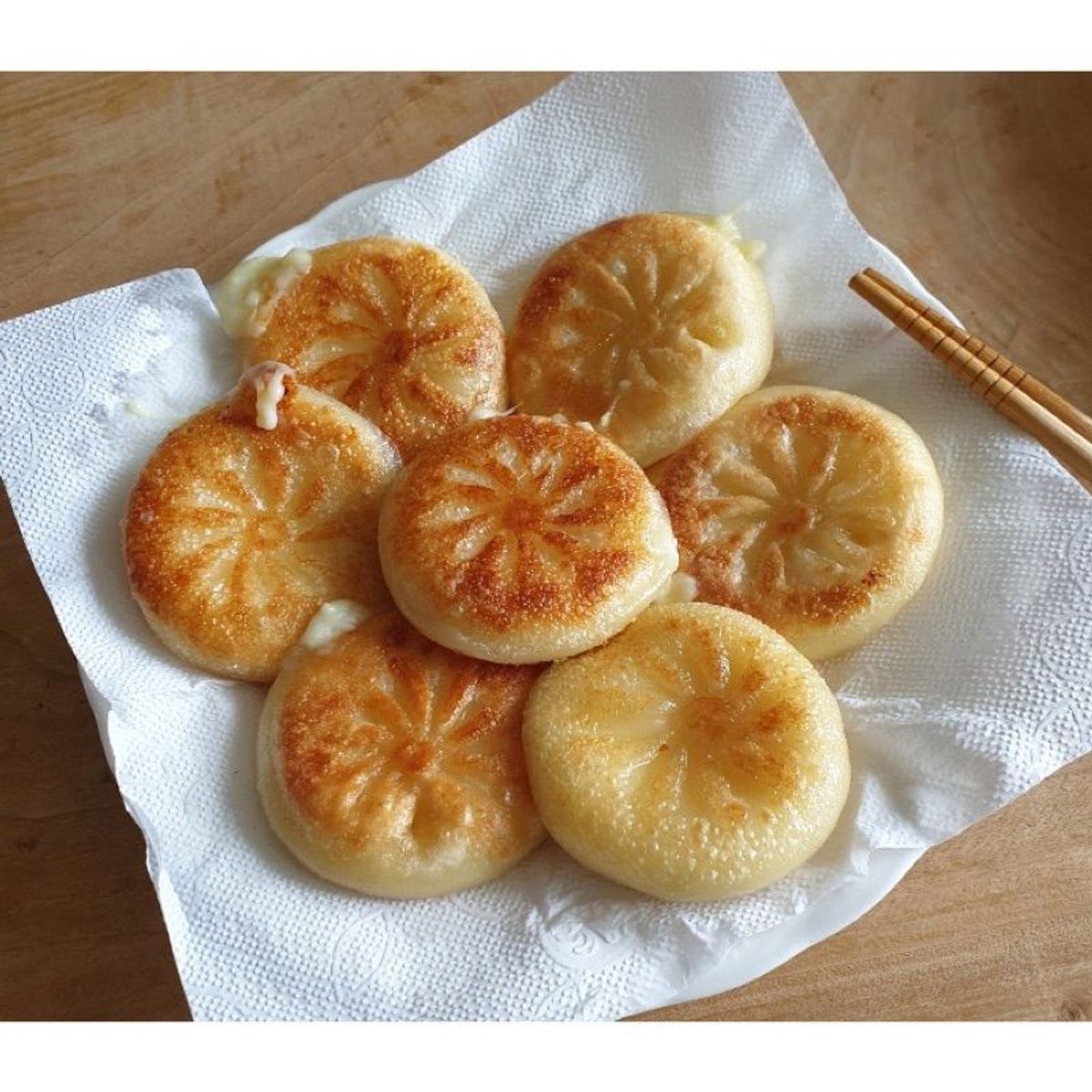Bánh xếp hotteok nhân phô mai mozzarella Pulmuone 600gr 12 cái Bánh xếp hotteok nhân phô mai mozzarella Pulmuone 600gr 12 cái