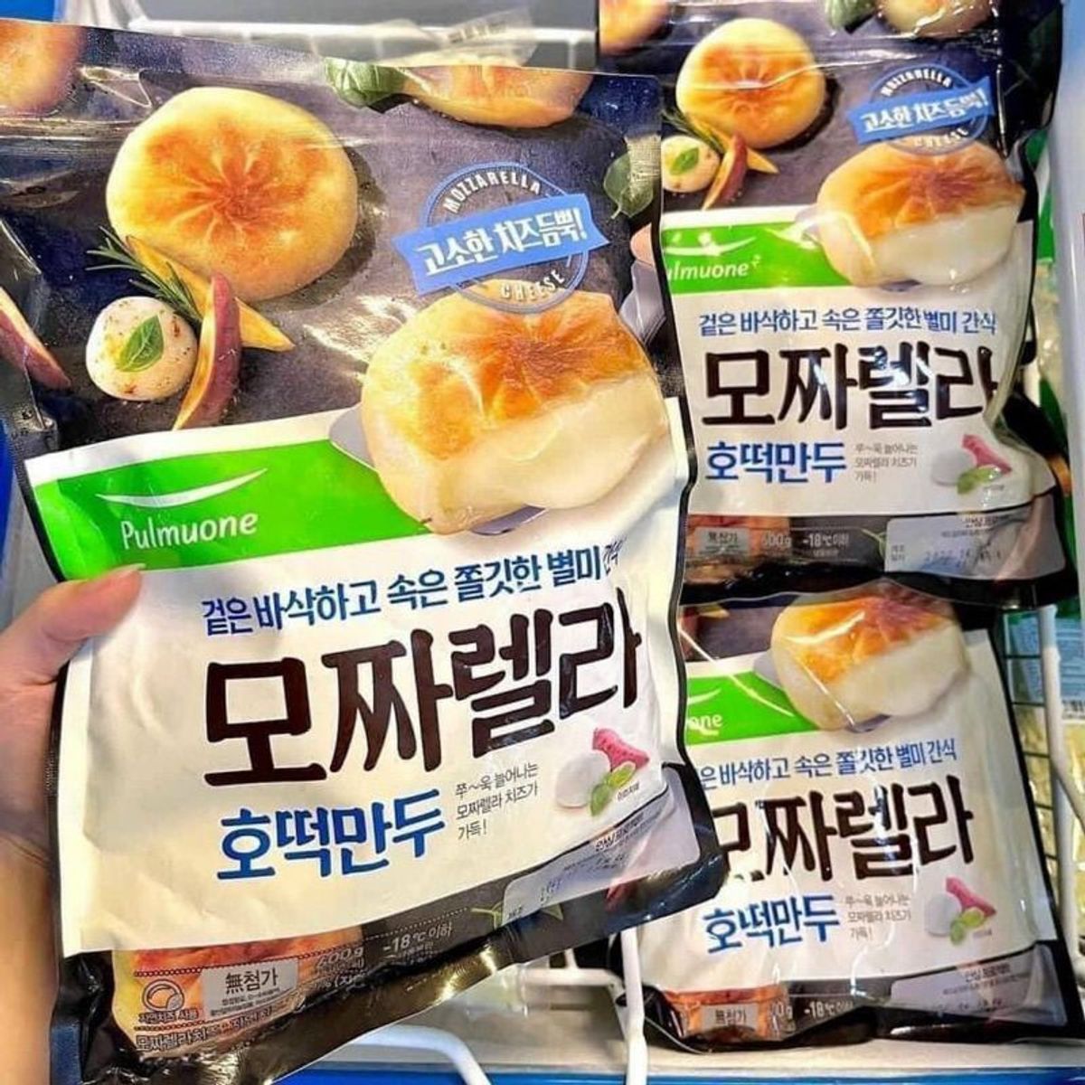 Bánh xếp hotteok nhân phô mai mozzarella Pulmuone 600gr 12 cái Bánh xếp hotteok nhân phô mai mozzarella Pulmuone 600gr 12 cái