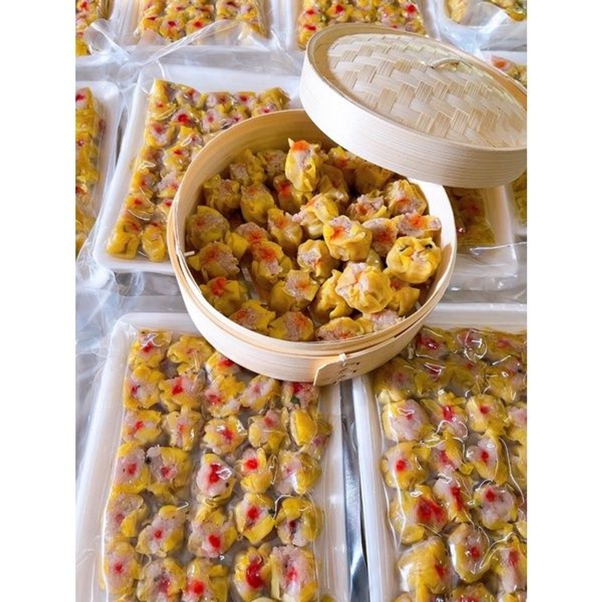 Xíu mại người hoa khay 20 viên 400g (giao hỏa tốc tphcm) Xíu mại người hoa khay 20 viên 400g (giao hỏa tốc tphcm)