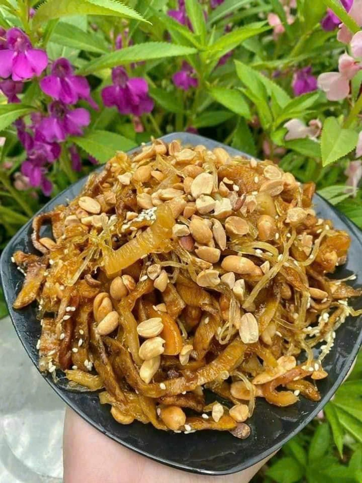 MỨT RỐI XÀO CHUỐI (MỨT GỪNG DẺO) MÁ LÀM NGON TUYỆT 500G - WINNIE HOUSE giá sỉ, giá bán buôn - Thị Trường Sỉ