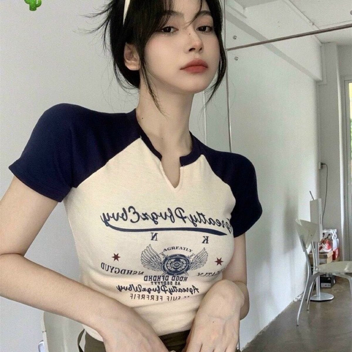 ÁO THUN NỮ CROPTOP CỔ TRÒN TAY NGẮN PHỐI XẺ CỔ IN ĐÔI CÁNH KN - AUSA HOUSE ÁO THUN NỮ CROPTOP CỔ TRÒN TAY NGẮN PHỐI XẺ CỔ IN ĐÔI CÁNH KN - AUSA HOUSE
