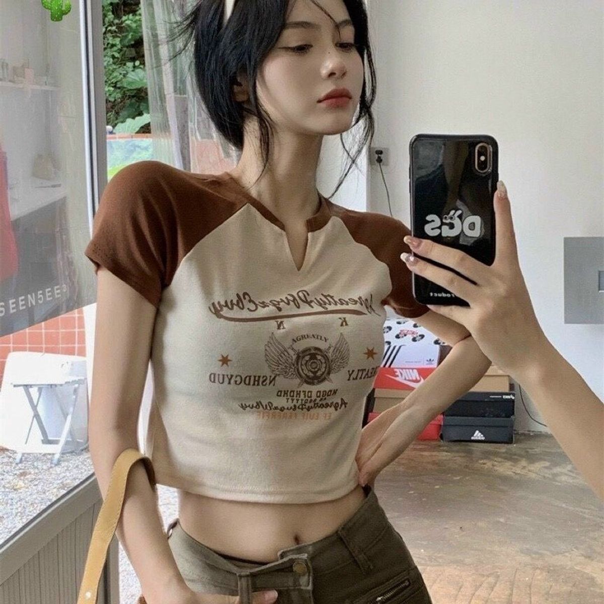 ÁO THUN NỮ CROPTOP CỔ TRÒN TAY NGẮN PHỐI XẺ CỔ IN ĐÔI CÁNH KN - AUSA HOUSE ÁO THUN NỮ CROPTOP CỔ TRÒN TAY NGẮN PHỐI XẺ CỔ IN ĐÔI CÁNH KN - AUSA HOUSE