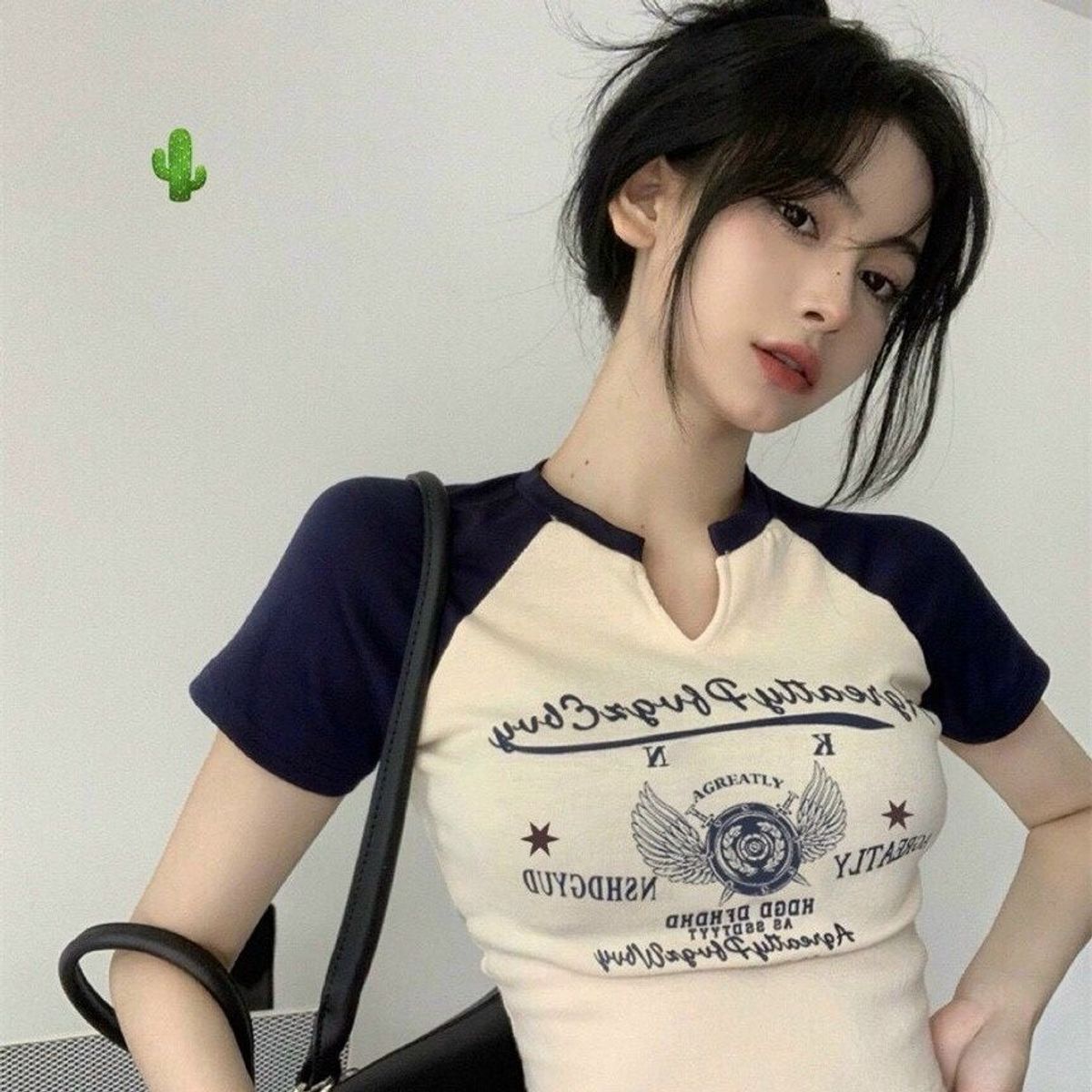 ÁO THUN NỮ CROPTOP CỔ TRÒN TAY NGẮN PHỐI XẺ CỔ IN ĐÔI CÁNH KN - AUSA HOUSE ÁO THUN NỮ CROPTOP CỔ TRÒN TAY NGẮN PHỐI XẺ CỔ IN ĐÔI CÁNH KN - AUSA HOUSE