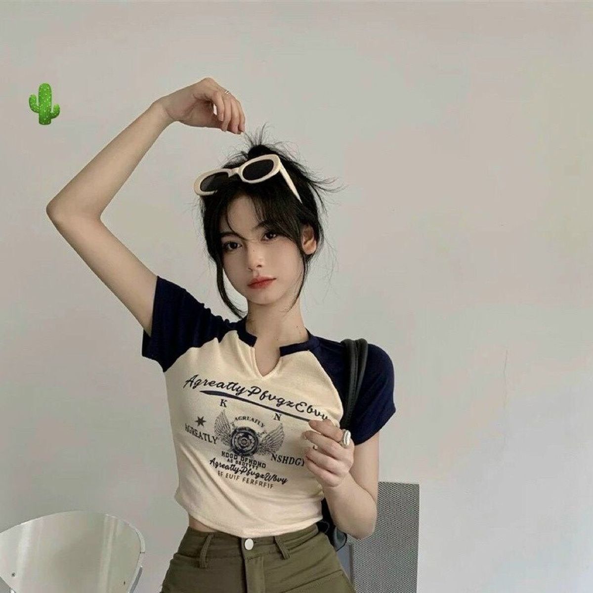 ÁO THUN NỮ CROPTOP CỔ TRÒN TAY NGẮN PHỐI XẺ CỔ IN ĐÔI CÁNH KN - AUSA HOUSE ÁO THUN NỮ CROPTOP CỔ TRÒN TAY NGẮN PHỐI XẺ CỔ IN ĐÔI CÁNH KN - AUSA HOUSE