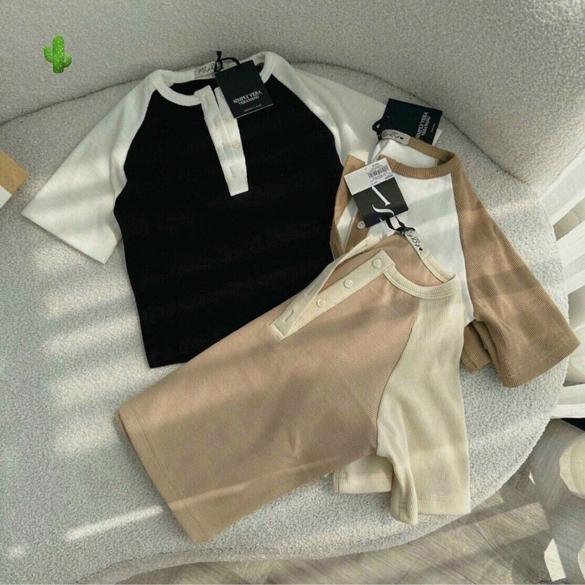 ÁO THUN NỮ CROPTOP CỔ TRÒN TAY NGẮN PHỐI MÀU CỔ ĐƠM NÚT - AUSA HOUSE ÁO THUN NỮ CROPTOP CỔ TRÒN TAY NGẮN PHỐI MÀU CỔ ĐƠM NÚT - AUSA HOUSE