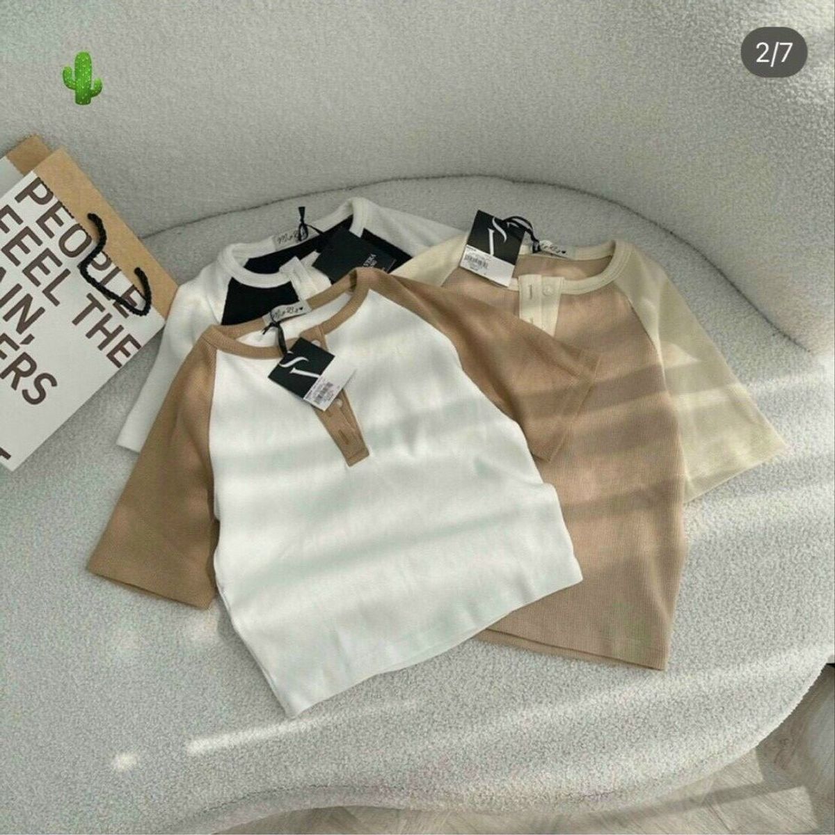 ÁO THUN NỮ CROPTOP CỔ TRÒN TAY NGẮN PHỐI MÀU CỔ ĐƠM NÚT - AUSA HOUSE ÁO THUN NỮ CROPTOP CỔ TRÒN TAY NGẮN PHỐI MÀU CỔ ĐƠM NÚT - AUSA HOUSE