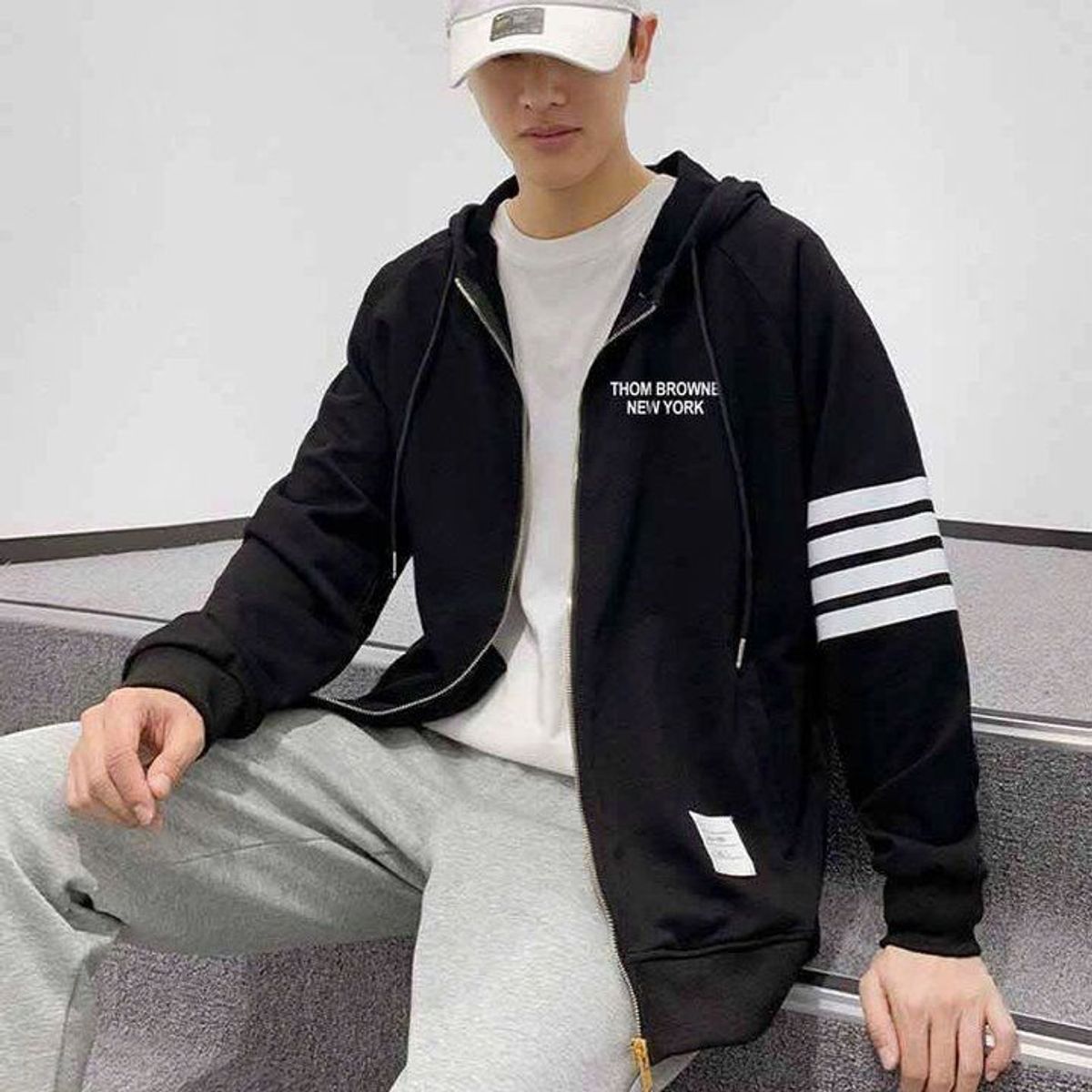 ÁO KHOÁC NỈ NAM NỮ UNISEX THOM BROWNE 4 SỌC KẺ TAY CHỮ DẬP TRƯỚC NGỰC - AUSA HOUSE ÁO KHOÁC NỈ NAM NỮ UNISEX THOM BROWNE 4 SỌC KẺ TAY CHỮ DẬP TRƯỚC NGỰC - AUSA HOUSE