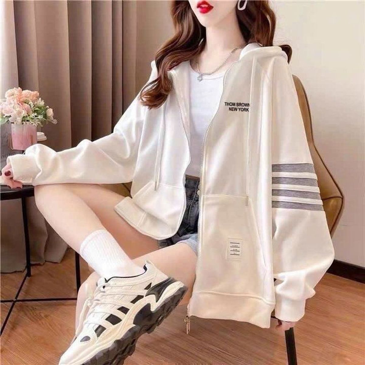 ÁO KHOÁC NỈ NAM NỮ UNISEX THOM BROWNE 4 SỌC KẺ TAY CHỮ DẬP TRƯỚC NGỰC - AUSA HOUSE ÁO KHOÁC NỈ NAM NỮ UNISEX THOM BROWNE 4 SỌC KẺ TAY CHỮ DẬP TRƯỚC NGỰC - AUSA HOUSE