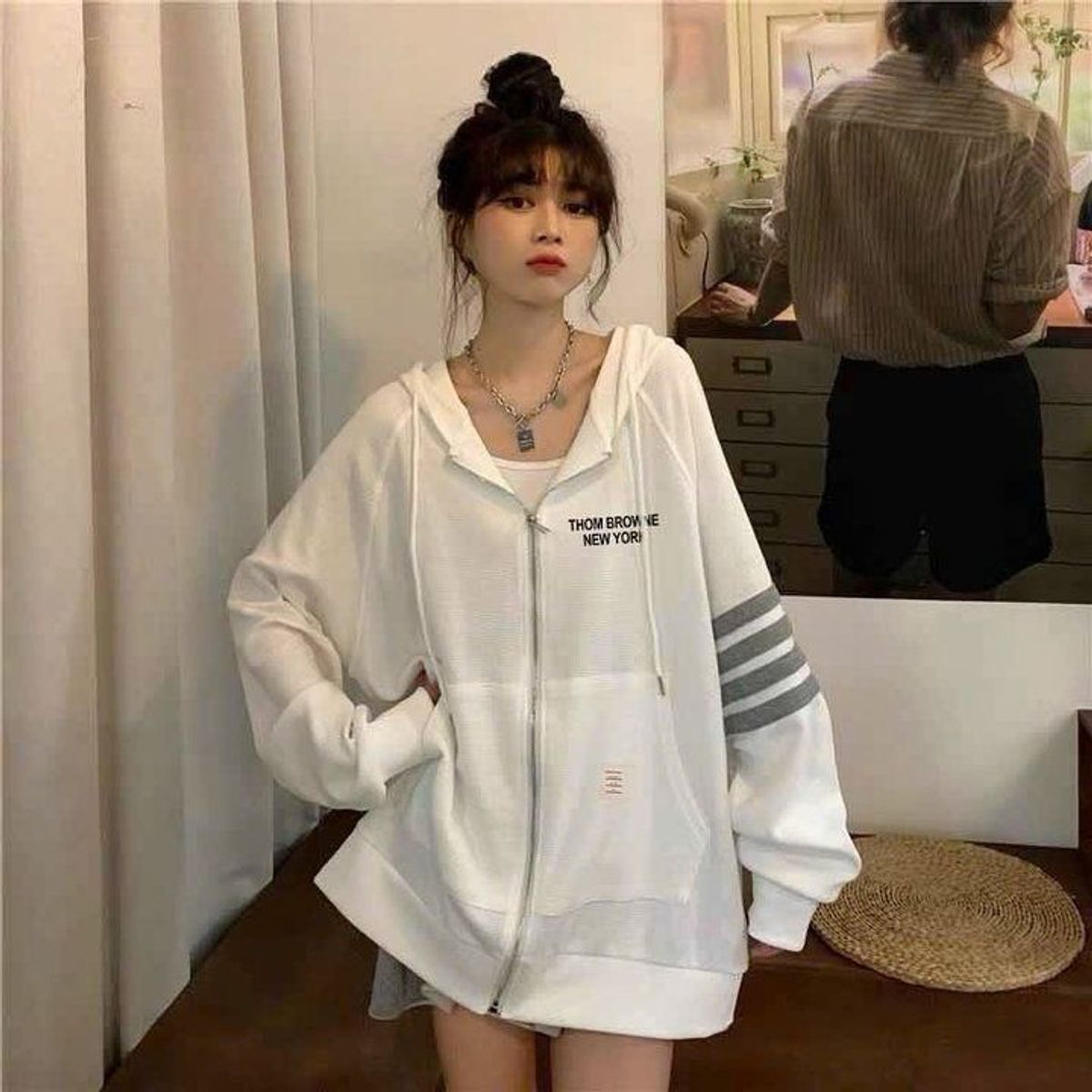 ÁO KHOÁC NỈ NAM NỮ UNISEX THOM BROWNE 4 SỌC KẺ TAY CHỮ DẬP TRƯỚC NGỰC - AUSA HOUSE ÁO KHOÁC NỈ NAM NỮ UNISEX THOM BROWNE 4 SỌC KẺ TAY CHỮ DẬP TRƯỚC NGỰC - AUSA HOUSE