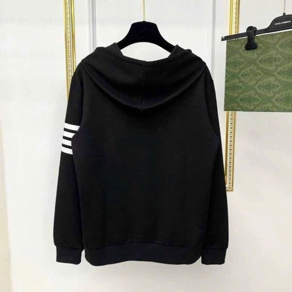 ÁO KHOÁC NỈ NAM NỮ UNISEX THOM BROWNE 4 SỌC KẺ TAY CHỮ DẬP TRƯỚC NGỰC - AUSA HOUSE ÁO KHOÁC NỈ NAM NỮ UNISEX THOM BROWNE 4 SỌC KẺ TAY CHỮ DẬP TRƯỚC NGỰC - AUSA HOUSE
