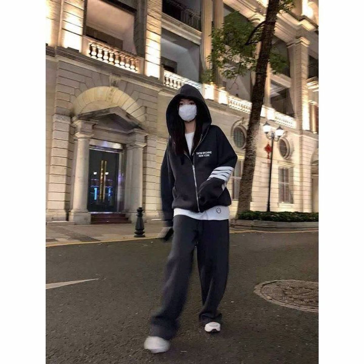 ÁO KHOÁC NỈ NAM NỮ UNISEX THOM BROWNE 4 SỌC KẺ TAY CHỮ DẬP TRƯỚC NGỰC - AUSA HOUSE ÁO KHOÁC NỈ NAM NỮ UNISEX THOM BROWNE 4 SỌC KẺ TAY CHỮ DẬP TRƯỚC NGỰC - AUSA HOUSE