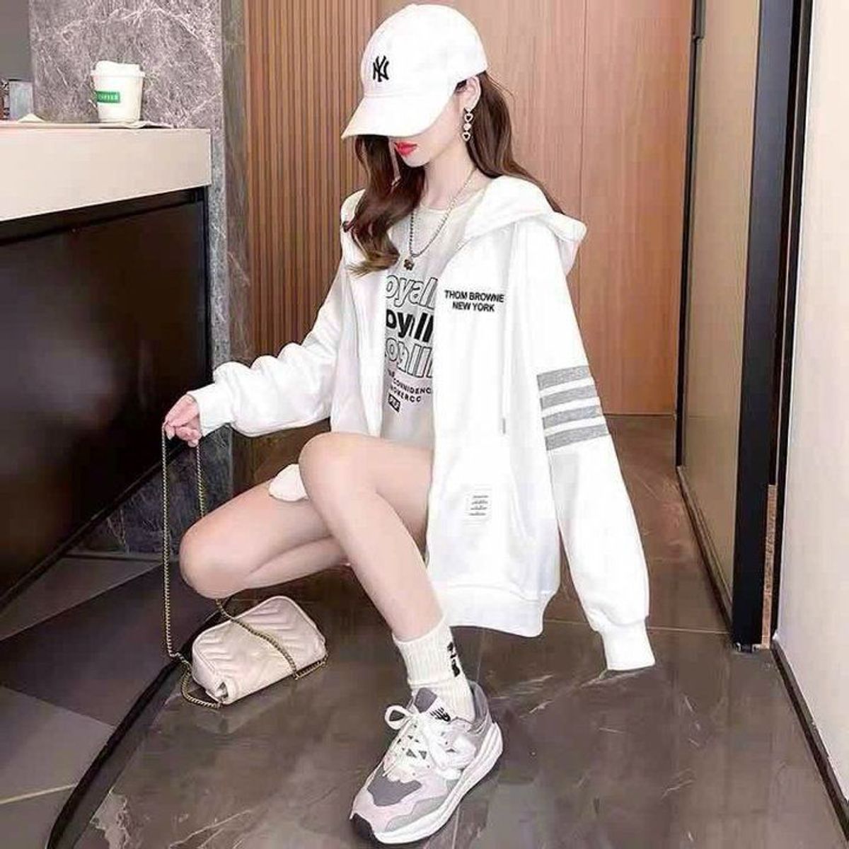 ÁO KHOÁC NỈ NAM NỮ UNISEX THOM BROWNE 4 SỌC KẺ TAY CHỮ DẬP TRƯỚC NGỰC - AUSA HOUSE ÁO KHOÁC NỈ NAM NỮ UNISEX THOM BROWNE 4 SỌC KẺ TAY CHỮ DẬP TRƯỚC NGỰC - AUSA HOUSE