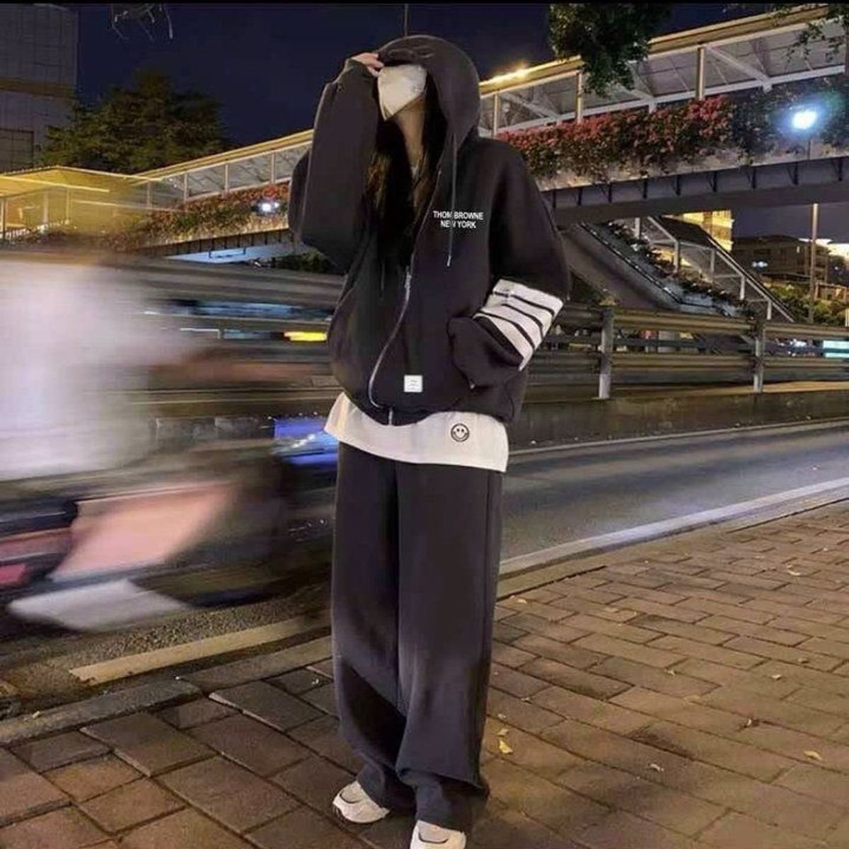 ÁO KHOÁC NỈ NAM NỮ UNISEX THOM BROWNE 4 SỌC KẺ TAY CHỮ DẬP TRƯỚC NGỰC - AUSA HOUSE ÁO KHOÁC NỈ NAM NỮ UNISEX THOM BROWNE 4 SỌC KẺ TAY CHỮ DẬP TRƯỚC NGỰC - AUSA HOUSE