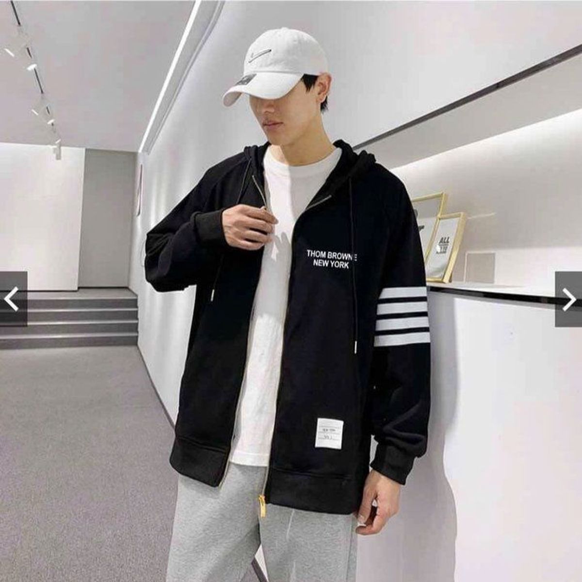 ÁO KHOÁC NỈ NAM NỮ UNISEX THOM BROWNE 4 SỌC KẺ TAY CHỮ DẬP TRƯỚC NGỰC - AUSA HOUSE ÁO KHOÁC NỈ NAM NỮ UNISEX THOM BROWNE 4 SỌC KẺ TAY CHỮ DẬP TRƯỚC NGỰC - AUSA HOUSE