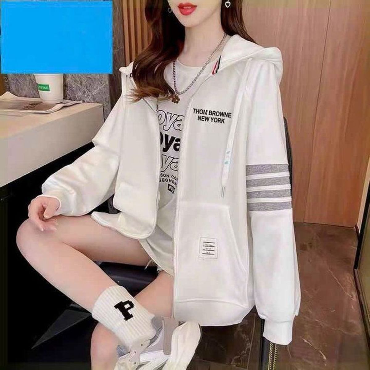 ÁO KHOÁC NỈ NAM NỮ UNISEX THOM BROWNE 4 SỌC KẺ TAY CHỮ DẬP TRƯỚC NGỰC - AUSA HOUSE ÁO KHOÁC NỈ NAM NỮ UNISEX THOM BROWNE 4 SỌC KẺ TAY CHỮ DẬP TRƯỚC NGỰC - AUSA HOUSE