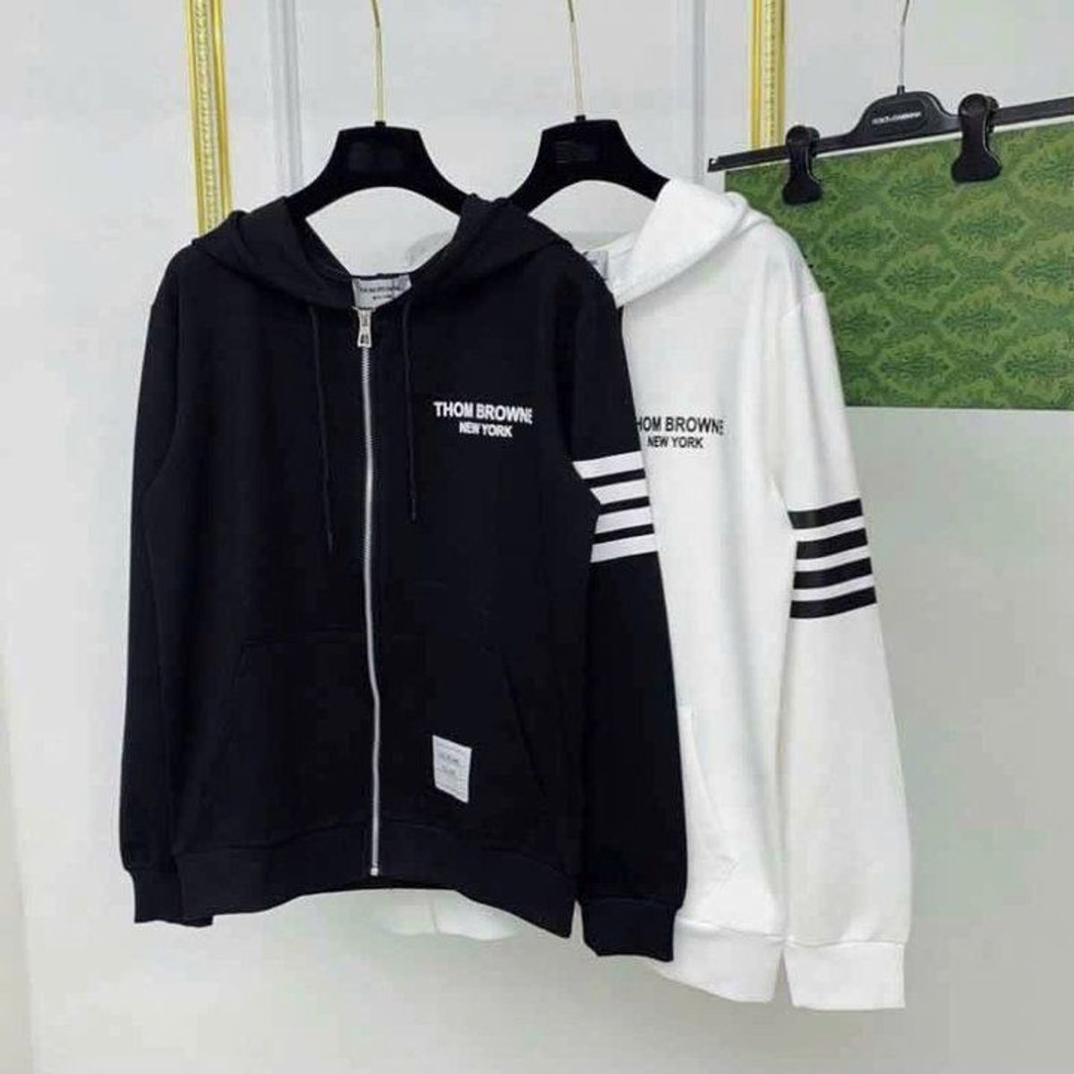 ÁO KHOÁC NỈ NAM NỮ UNISEX THOM BROWNE 4 SỌC KẺ TAY CHỮ DẬP TRƯỚC NGỰC - AUSA HOUSE ÁO KHOÁC NỈ NAM NỮ UNISEX THOM BROWNE 4 SỌC KẺ TAY CHỮ DẬP TRƯỚC NGỰC - AUSA HOUSE