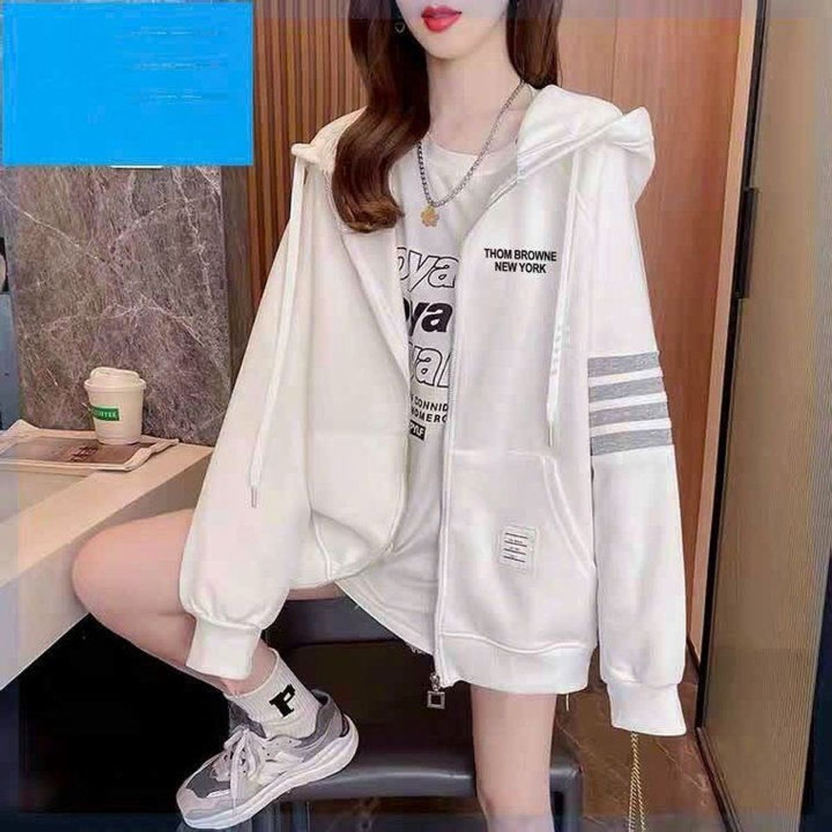 ÁO KHOÁC NỈ NAM NỮ UNISEX THOM BROWNE 4 SỌC KẺ TAY CHỮ DẬP TRƯỚC NGỰC - AUSA HOUSE ÁO KHOÁC NỈ NAM NỮ UNISEX THOM BROWNE 4 SỌC KẺ TAY CHỮ DẬP TRƯỚC NGỰC - AUSA HOUSE