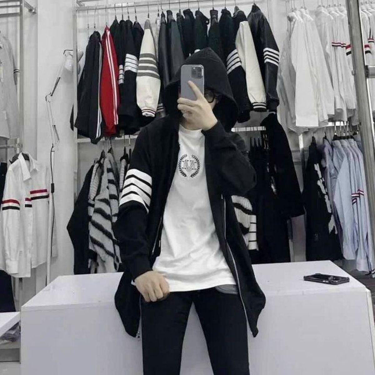 ÁO KHOÁC NỈ NAM NỮ UNISEX THOM BROWNE 4 SỌC KẺ TAY CHỮ DẬP TRƯỚC NGỰC - AUSA HOUSE ÁO KHOÁC NỈ NAM NỮ UNISEX THOM BROWNE 4 SỌC KẺ TAY CHỮ DẬP TRƯỚC NGỰC - AUSA HOUSE