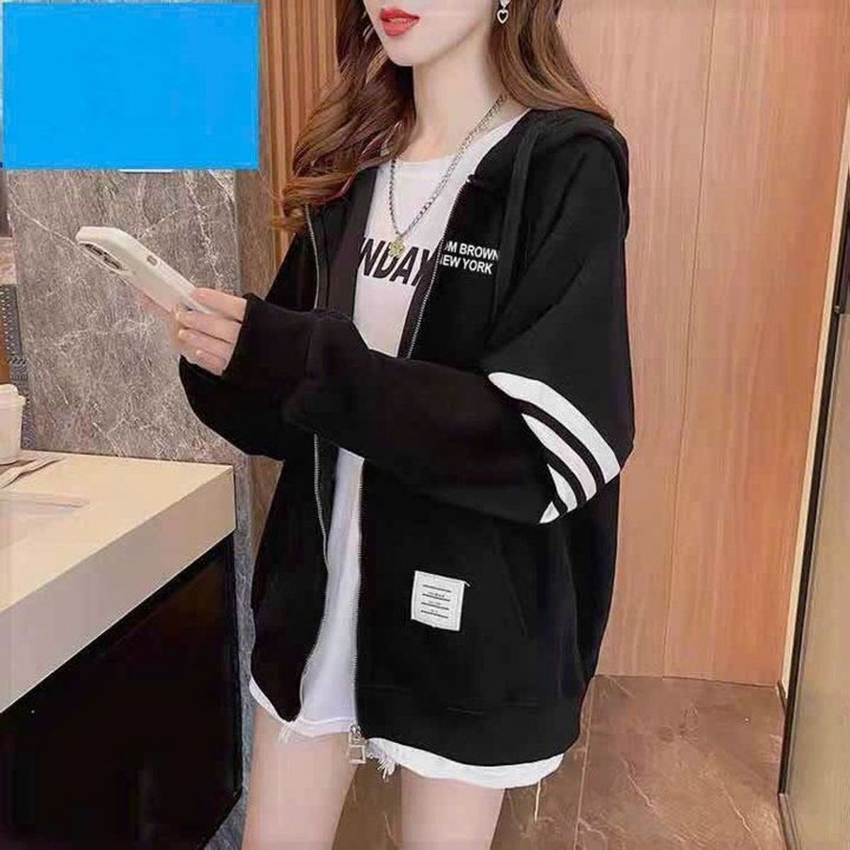 ÁO KHOÁC NỈ NAM NỮ UNISEX THOM BROWNE 4 SỌC KẺ TAY CHỮ DẬP TRƯỚC NGỰC - AUSA HOUSE ÁO KHOÁC NỈ NAM NỮ UNISEX THOM BROWNE 4 SỌC KẺ TAY CHỮ DẬP TRƯỚC NGỰC - AUSA HOUSE