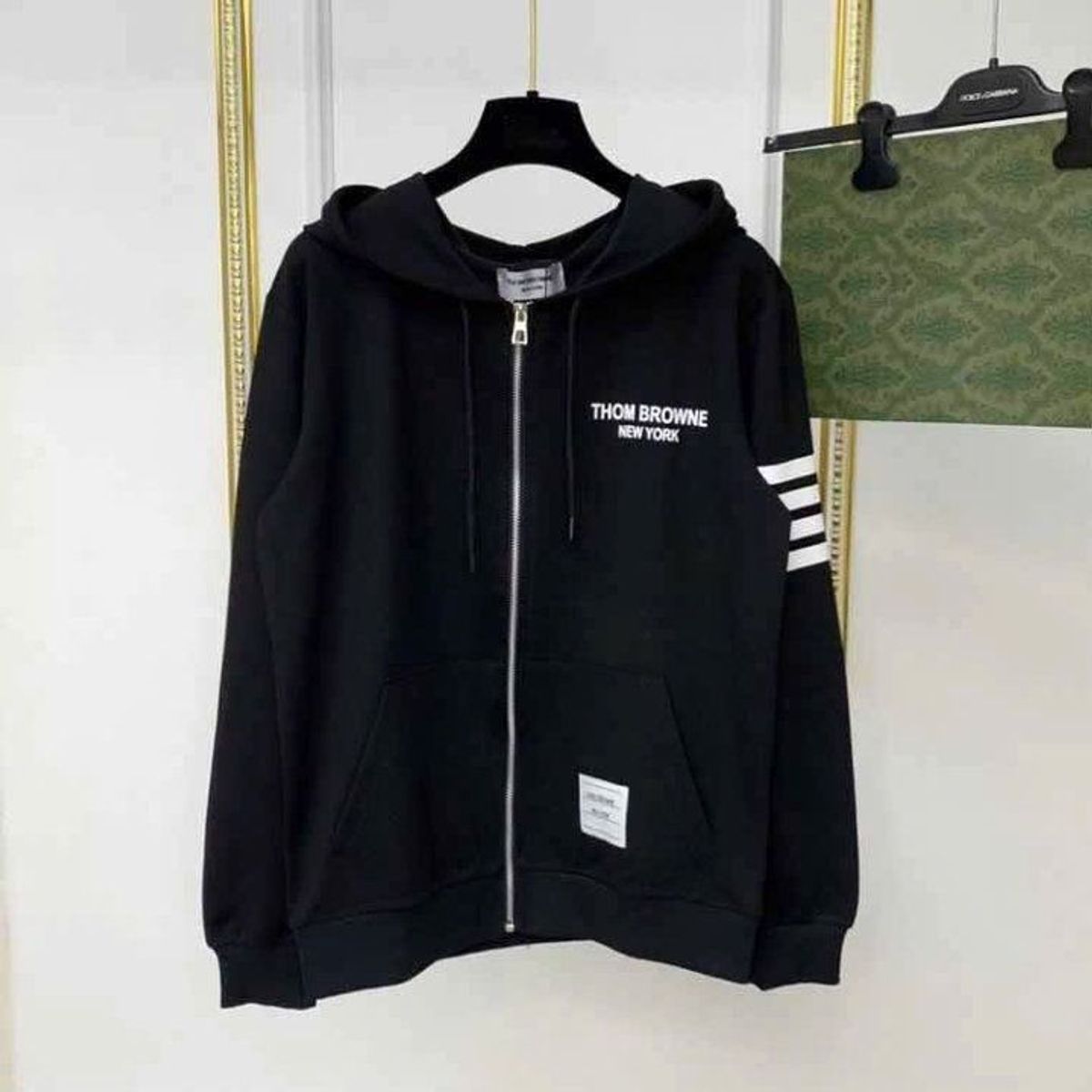 ÁO KHOÁC NỈ NAM NỮ UNISEX THOM BROWNE 4 SỌC KẺ TAY CHỮ DẬP TRƯỚC NGỰC - AUSA HOUSE ÁO KHOÁC NỈ NAM NỮ UNISEX THOM BROWNE 4 SỌC KẺ TAY CHỮ DẬP TRƯỚC NGỰC - AUSA HOUSE