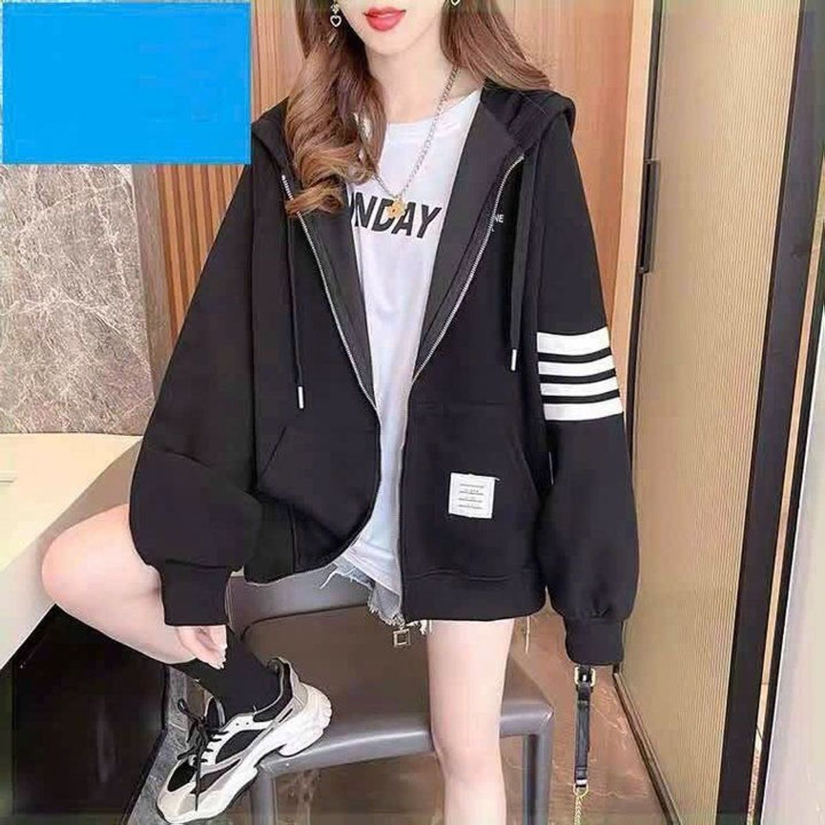ÁO KHOÁC NỈ NAM NỮ UNISEX THOM BROWNE 4 SỌC KẺ TAY CHỮ DẬP TRƯỚC NGỰC - AUSA HOUSE ÁO KHOÁC NỈ NAM NỮ UNISEX THOM BROWNE 4 SỌC KẺ TAY CHỮ DẬP TRƯỚC NGỰC - AUSA HOUSE