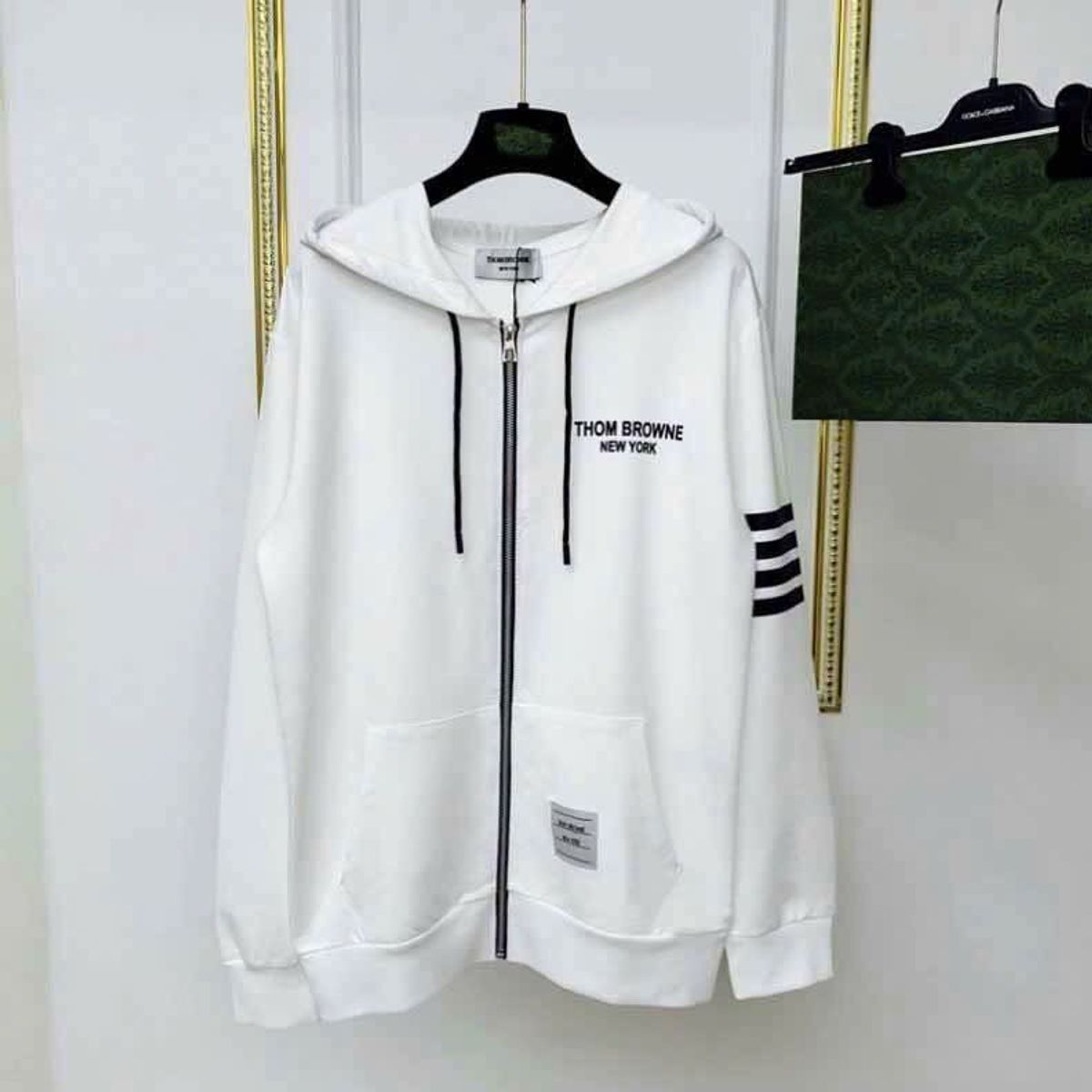 ÁO KHOÁC NỈ NAM NỮ UNISEX THOM BROWNE 4 SỌC KẺ TAY CHỮ DẬP TRƯỚC NGỰC - AUSA HOUSE ÁO KHOÁC NỈ NAM NỮ UNISEX THOM BROWNE 4 SỌC KẺ TAY CHỮ DẬP TRƯỚC NGỰC - AUSA HOUSE