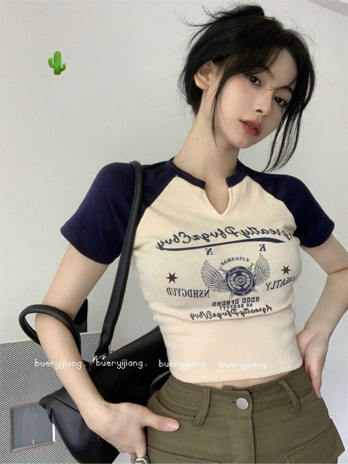 ÁO THUN NỮ CROPTOP CỔ TRÒN TAY NGẮN PHỐI XẺ CỔ IN ĐÔI CÁNH KN - AUSA HOUSE ÁO THUN NỮ CROPTOP CỔ TRÒN TAY NGẮN PHỐI XẺ CỔ IN ĐÔI CÁNH KN - AUSA HOUSE