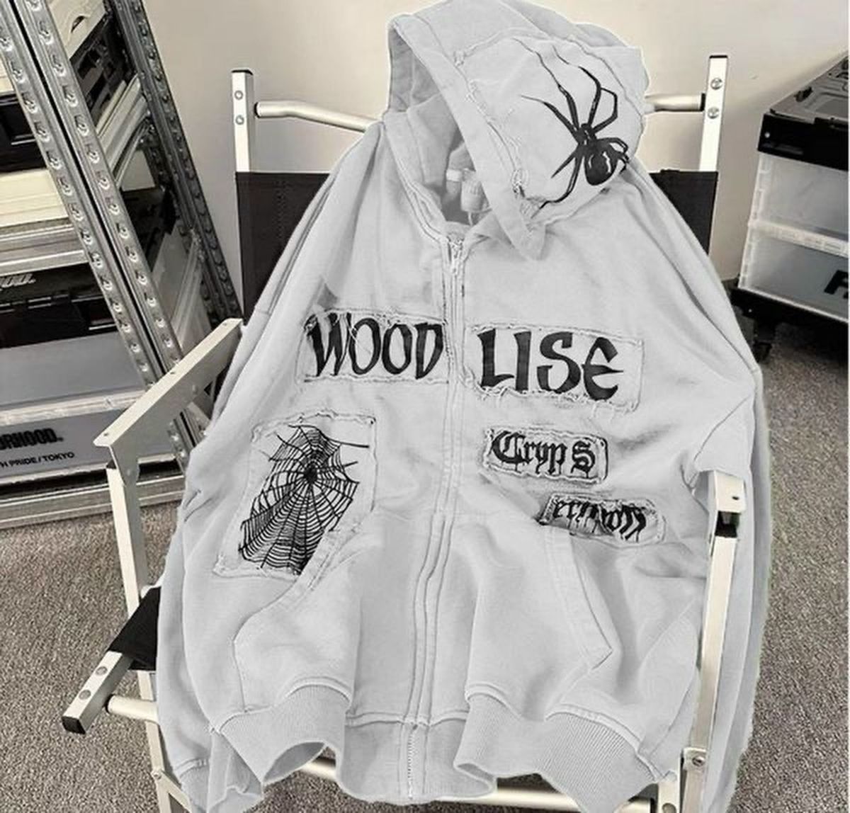 Áo khoác WOOD LISE phối rách chất thun nỉ mềm mịn nón 2 lớp có khoen dây kéo sắt form rộng dưới 75kg giá sỉ - giá bán buôn Áo khoác WOOD LISE phối rách chất thun nỉ mềm mịn nón 2 lớp có khoen dây kéo sắt form rộng dưới 75kg giá sỉ - giá bán buôn