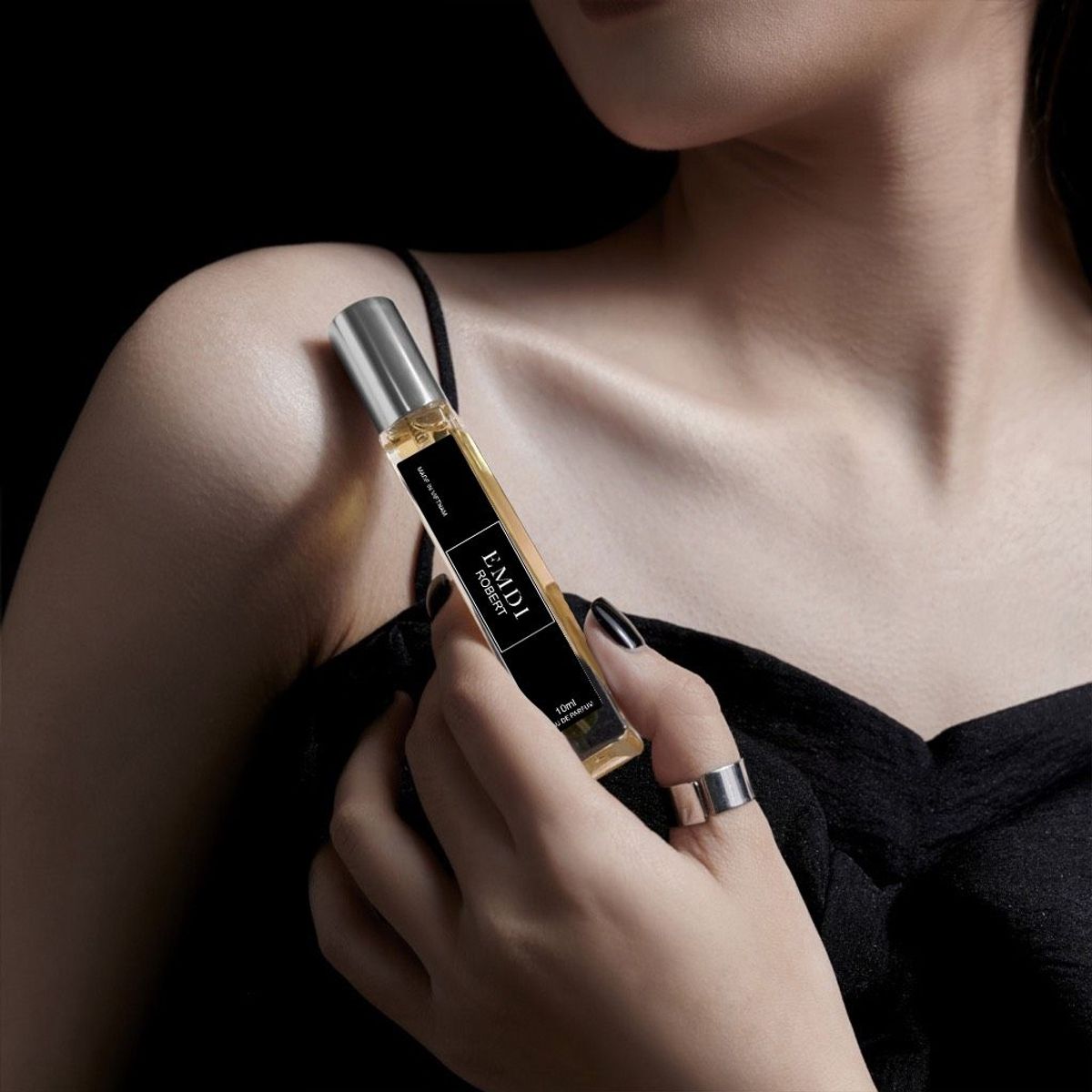 Tinh dầu nước hoa nam thơm lâu EMDI Robert 10ml - Bad boy, Mạnh mẽ, Bản lĩnh, Cá tính - tinh dầu nước hoa thơm lâu nam Tinh dầu nước hoa nam thơm lâu EMDI Robert 10ml - Bad boy, Mạnh mẽ, Bản lĩnh, Cá tính - tinh dầu nước hoa thơm lâu nam