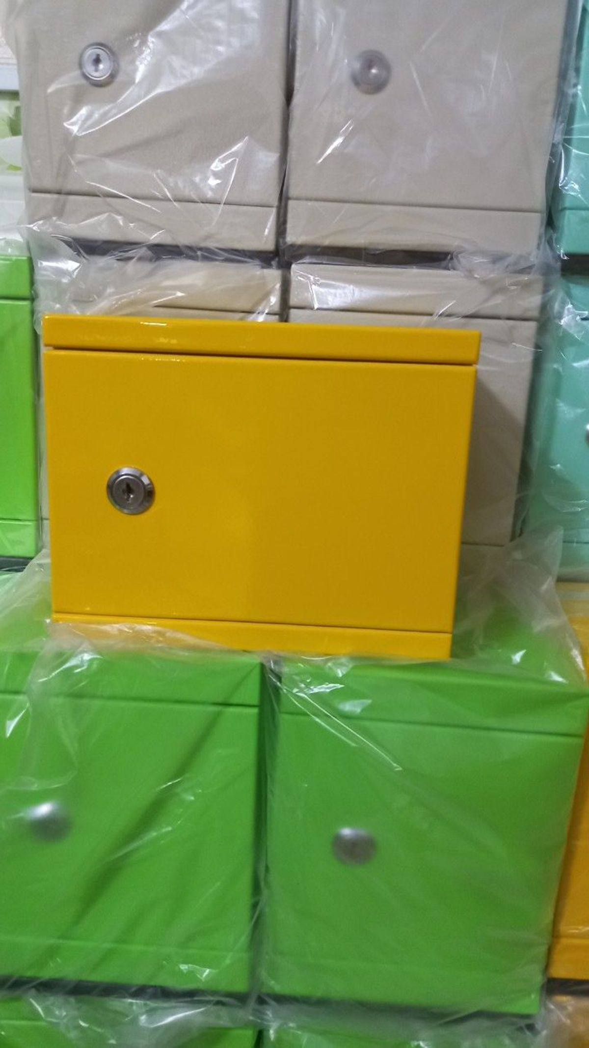 Tủ sắt ống heo mini ngang để tiền tiết kiệm cho cả gia đình Tủ sắt ống heo mini ngang để tiền tiết kiệm cho cả gia đình