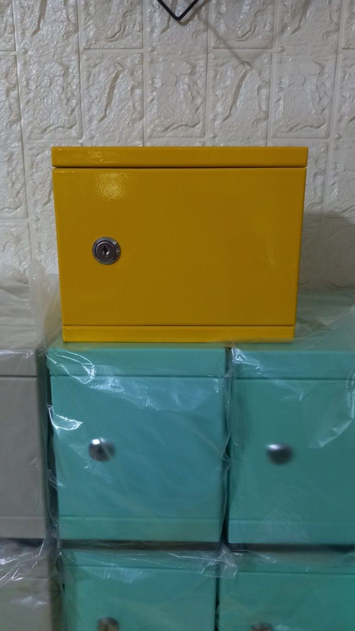 Tủ sắt ống heo mini ngang để tiền tiết kiệm cho cả gia đình Tủ sắt ống heo mini ngang để tiền tiết kiệm cho cả gia đình