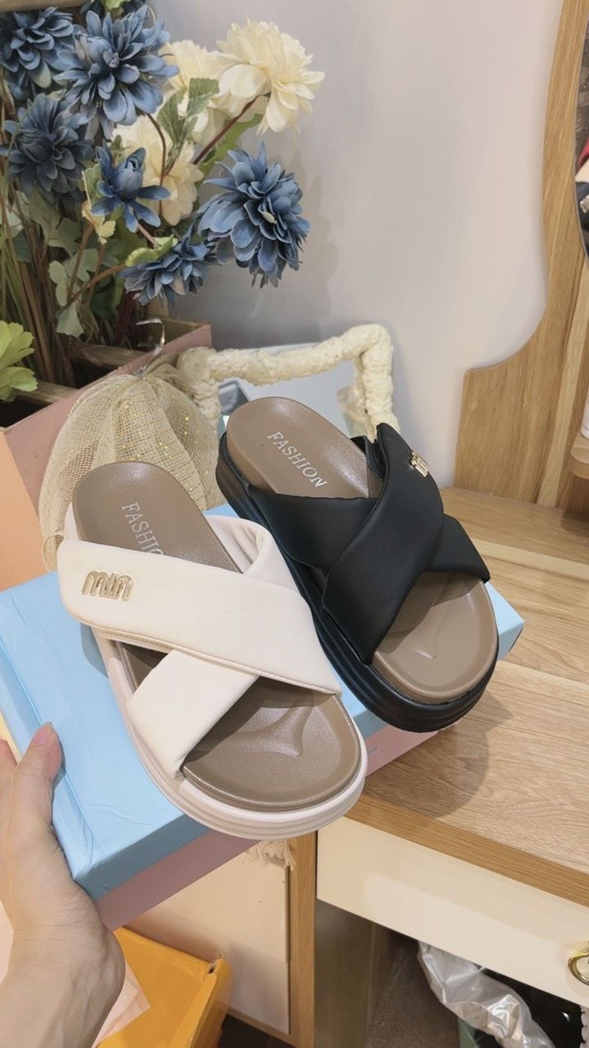 DÉP NỮ QUAI CHÉO ĐẾ ÊM QCCC FULLBOX MIN - PIPI STORE DÉP NỮ QUAI CHÉO ĐẾ ÊM QCCC FULLBOX MIN - PIPI STORE