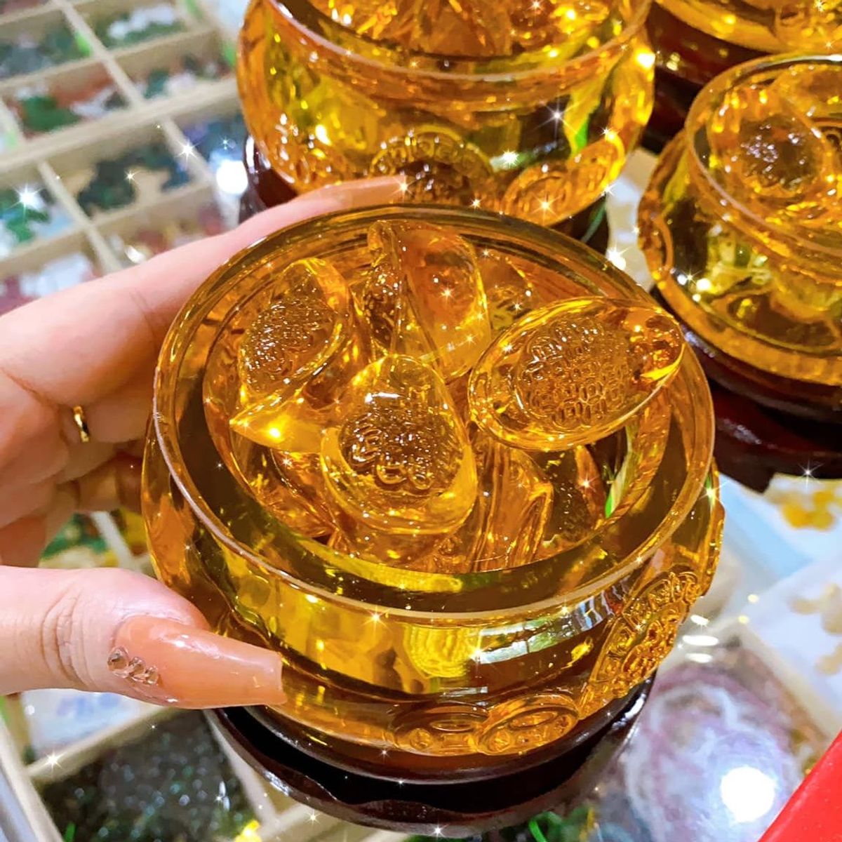 BÁT TỤ BẢO ĐÁ LƯU LY TẶNG KÈM ĐẾ GỖ - THẮNG GIANG BÁT TỤ BẢO ĐÁ LƯU LY TẶNG KÈM ĐẾ GỖ - THẮNG GIANG