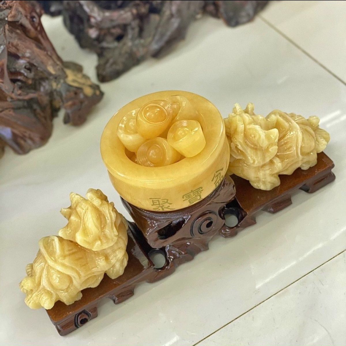 BỘ TÌ HƯU TRẦU BÁT BẢO ĐÁ NGỌC HOÀNG LONG THIÊN NHIÊN NGUYÊN KHỐI TẶNG KÈM ĐẾ GỖ - THẮNG GIANG BỘ TÌ HƯU TRẦU BÁT BẢO ĐÁ NGỌC HOÀNG LONG THIÊN NHIÊN NGUYÊN KHỐI TẶNG KÈM ĐẾ GỖ - THẮNG GIANG