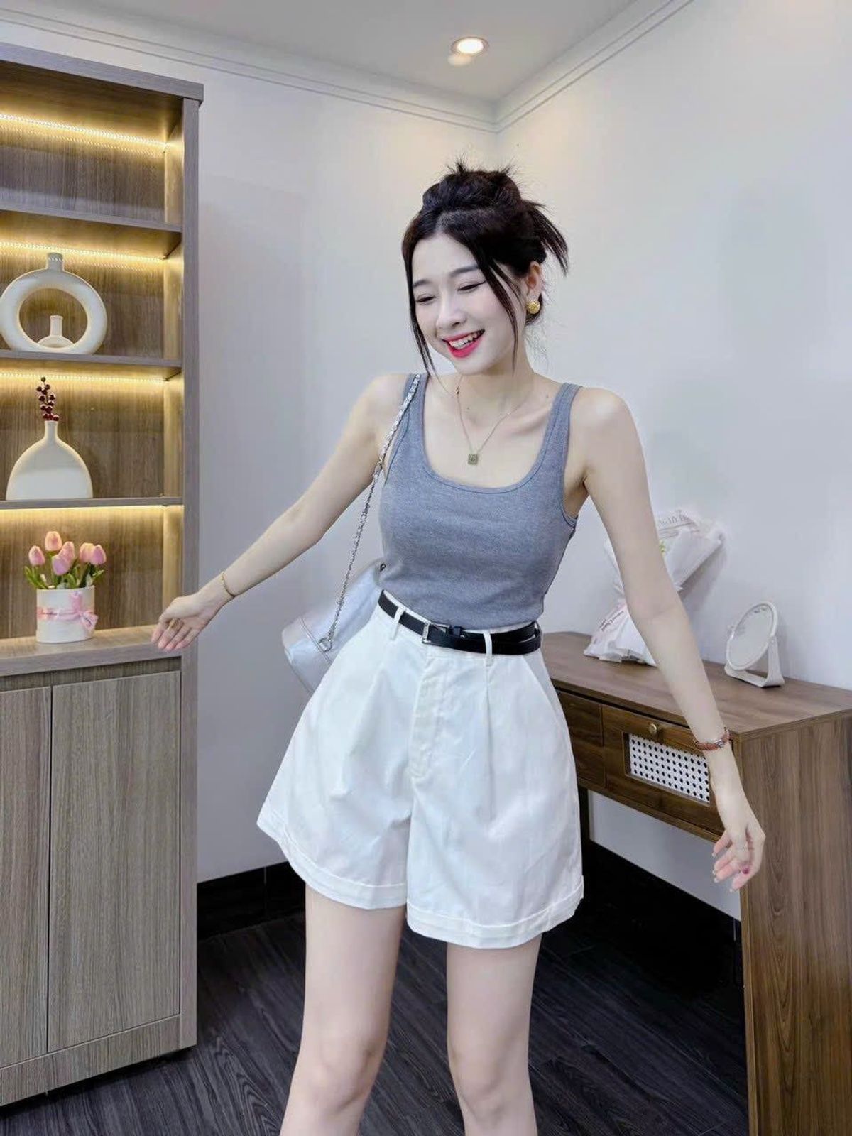 Set 3 món áo 2 dây bản to, quần short cứng, khoác sơ mi kèm nịt freesize dưới 55kg Set 3 món áo 2 dây bản to, quần short cứng, khoác sơ mi kèm nịt freesize dưới 55kg