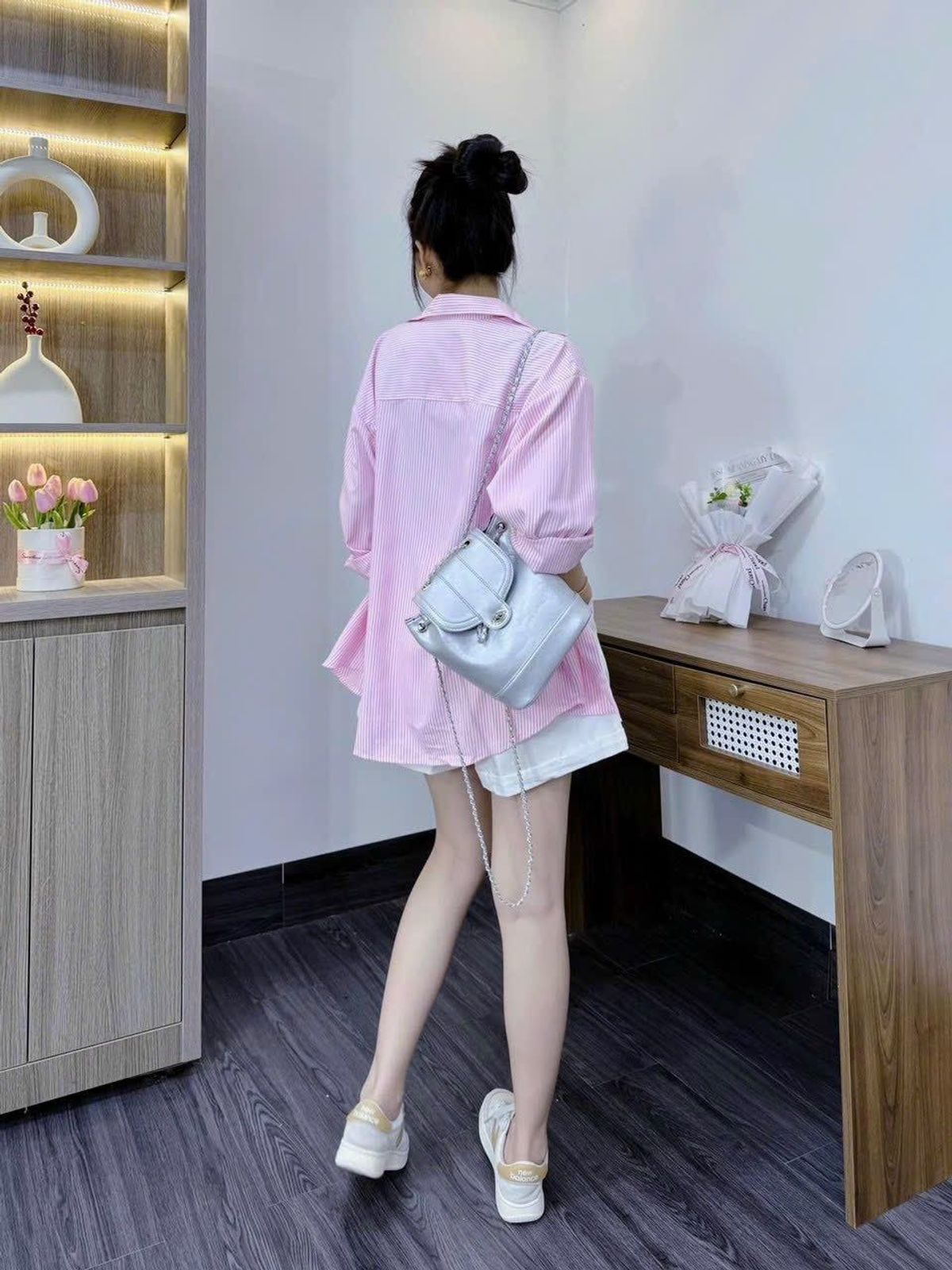 Set 3 món áo 2 dây bản to, quần short cứng, khoác sơ mi kèm nịt freesize dưới 55kg Set 3 món áo 2 dây bản to, quần short cứng, khoác sơ mi kèm nịt freesize dưới 55kg
