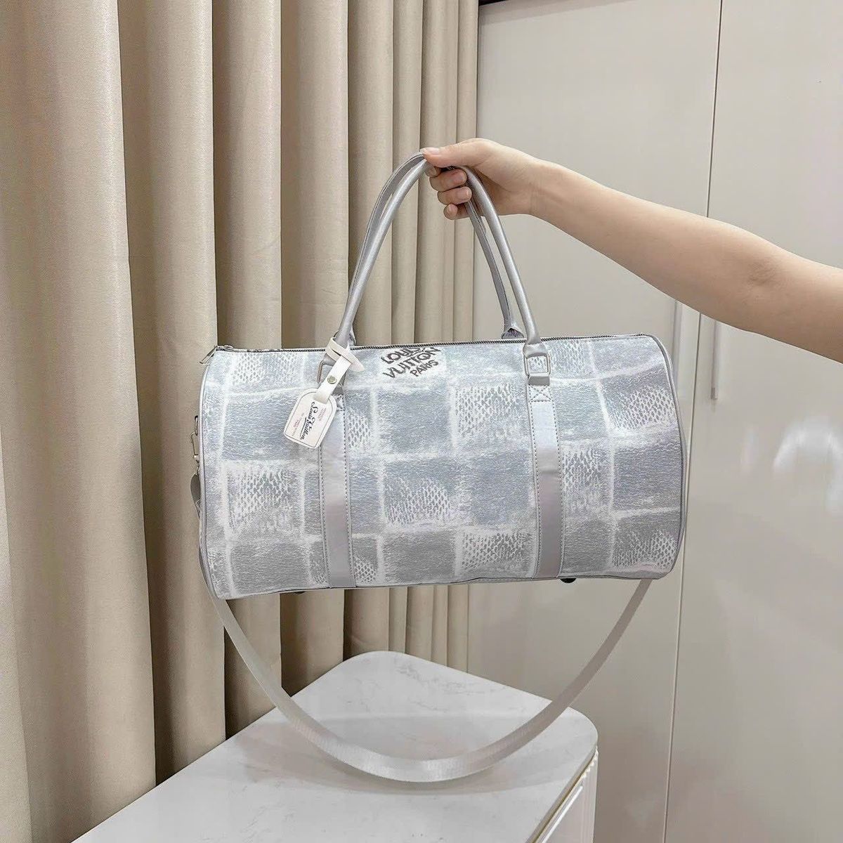 TÚI DU LỊCH, TÚI TRỐNG GẤP GỌN HỌA TIẾT Ô TRẮNG PHỐI LOANG XÁM KÈM DÂY ĐEO TIỆN LỢI WH693 - WINNIE HOUSE TÚI DU LỊCH, TÚI TRỐNG GẤP GỌN HỌA TIẾT Ô TRẮNG PHỐI LOANG XÁM KÈM DÂY ĐEO TIỆN LỢI WH693 - WINNIE HOUSE