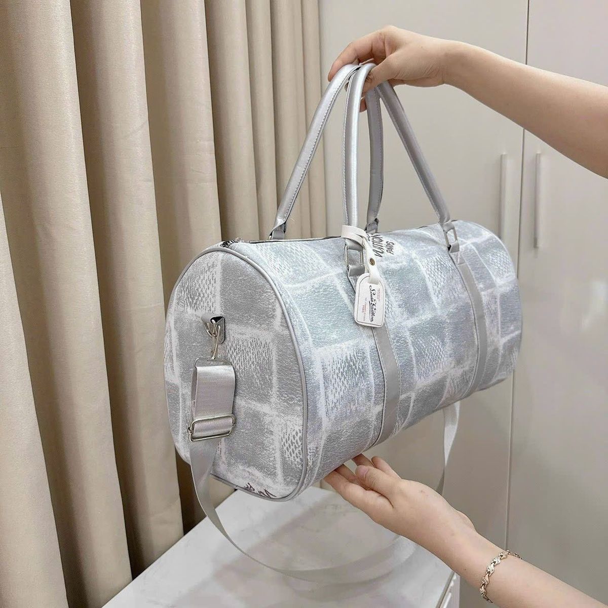 TÚI DU LỊCH, TÚI TRỐNG GẤP GỌN HỌA TIẾT Ô TRẮNG PHỐI LOANG XÁM KÈM DÂY ĐEO TIỆN LỢI WH693 - WINNIE HOUSE TÚI DU LỊCH, TÚI TRỐNG GẤP GỌN HỌA TIẾT Ô TRẮNG PHỐI LOANG XÁM KÈM DÂY ĐEO TIỆN LỢI WH693 - WINNIE HOUSE
