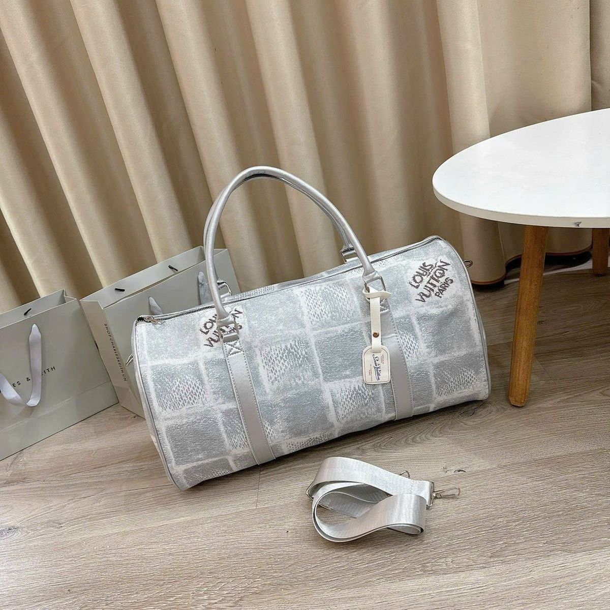 TÚI DU LỊCH, TÚI TRỐNG GẤP GỌN HỌA TIẾT Ô TRẮNG PHỐI LOANG XÁM KÈM DÂY ĐEO TIỆN LỢI WH693 - WINNIE HOUSE TÚI DU LỊCH, TÚI TRỐNG GẤP GỌN HỌA TIẾT Ô TRẮNG PHỐI LOANG XÁM KÈM DÂY ĐEO TIỆN LỢI WH693 - WINNIE HOUSE