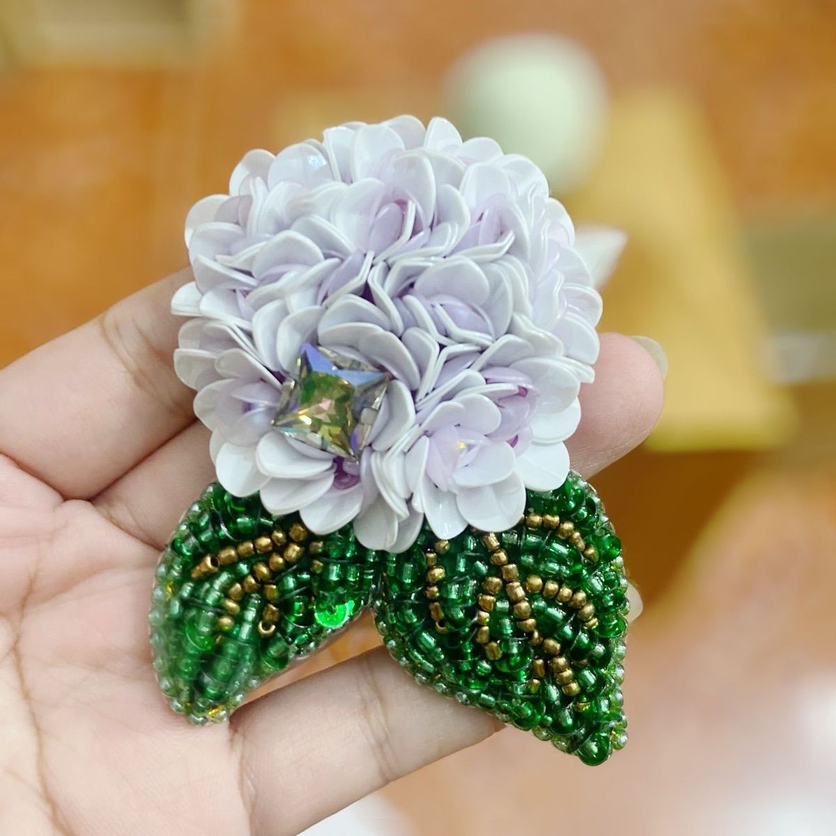 Ghim cài áo Cẩm Tú cầu thiết kế riêng đính kết thủ công sang trọng dành cho nữ -7cm Ghim cài áo Cẩm Tú cầu thiết kế riêng đính kết thủ công sang trọng dành cho nữ -7cm
